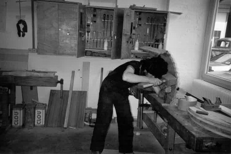 Ilhan Akbulut an der Hobelbank zu Beginn seiner Tischlerausbildung 1983