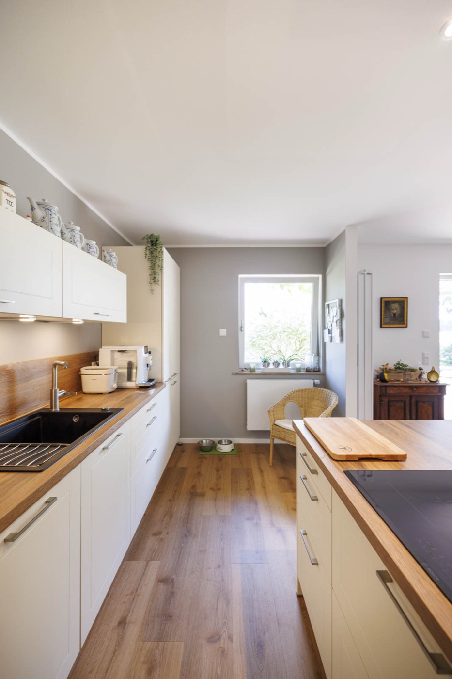Offene Wohnküche mit Sitzplatz und Übergang zum Wohnbereich
