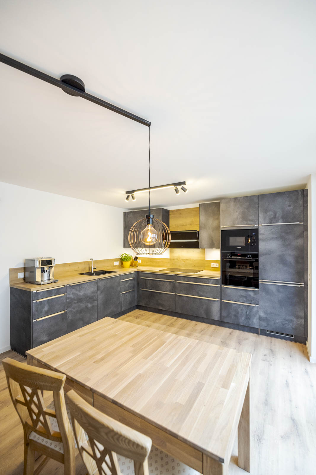 Artego Küche in moderner Spachteloptik und Eiche Arbeitsplatte – Foto 2