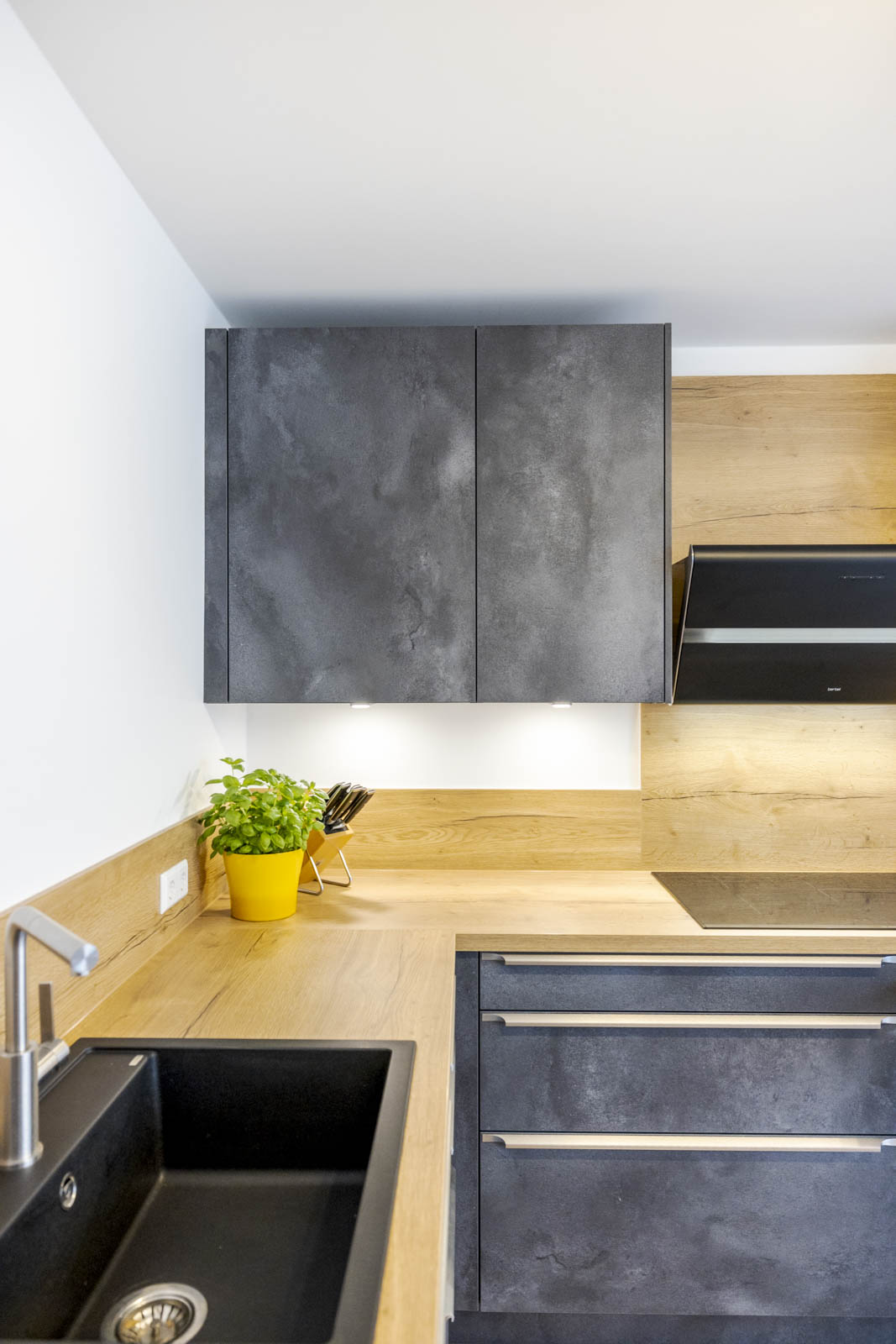 Artego Küche in moderner Spachteloptik und Eiche Arbeitsplatte – Foto 9