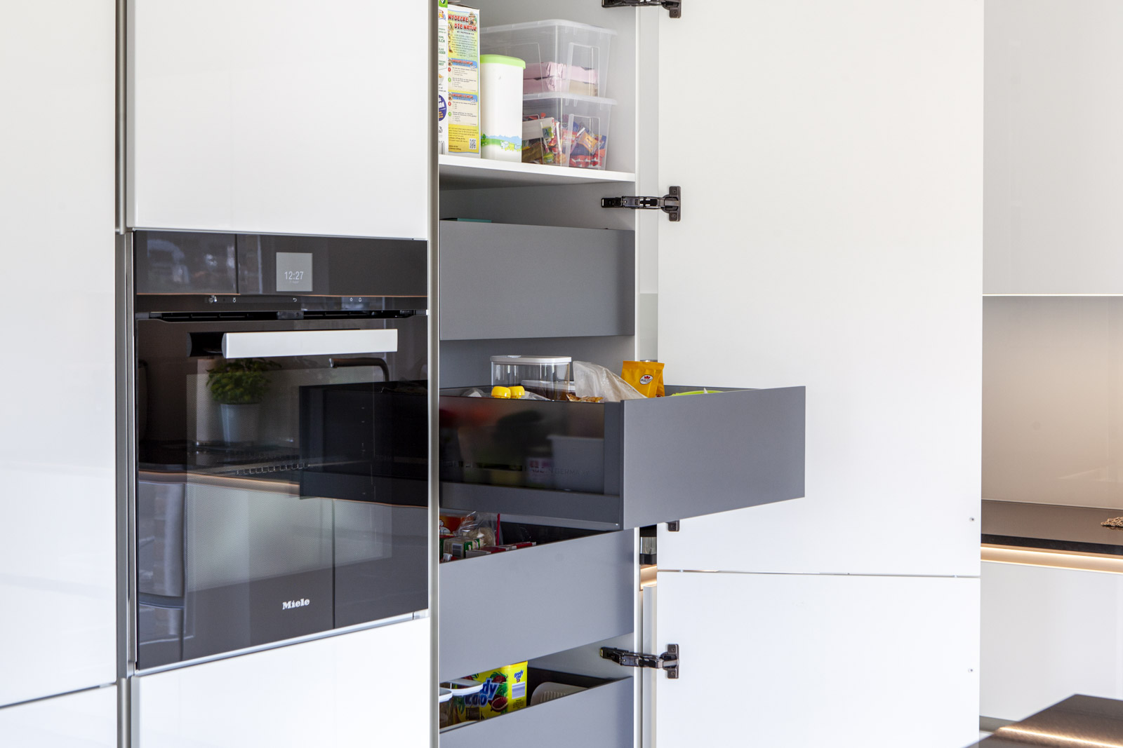 Einbauküche der Luxusklasse: Edle Lackierung und Natursteinplatte sorgen für Wow-Effekte in der Küche! – Foto 10