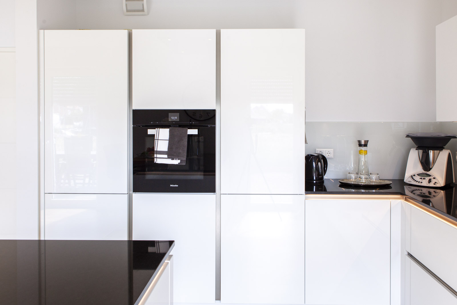 Einbauküche der Luxusklasse: Edle Lackierung und Natursteinplatte sorgen für Wow-Effekte in der Küche! – Foto 4