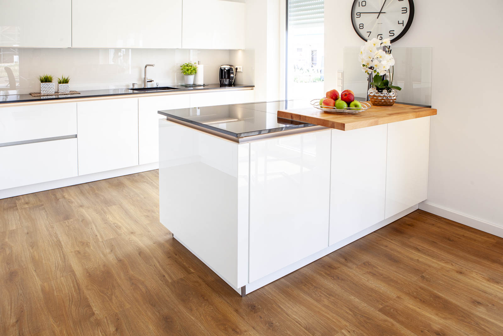 Einbauküche der Luxusklasse: Edle Lackierung und Natursteinplatte sorgen für Wow-Effekte in der Küche! – Foto 9