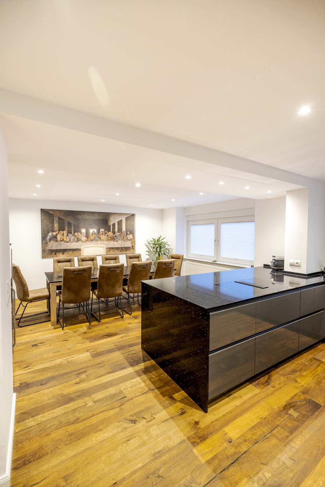 Einbauküche mit edler Quarzsteinarbeitsplatte: Moderne Ästhetik trifft auf Funktionalität – Foto 7