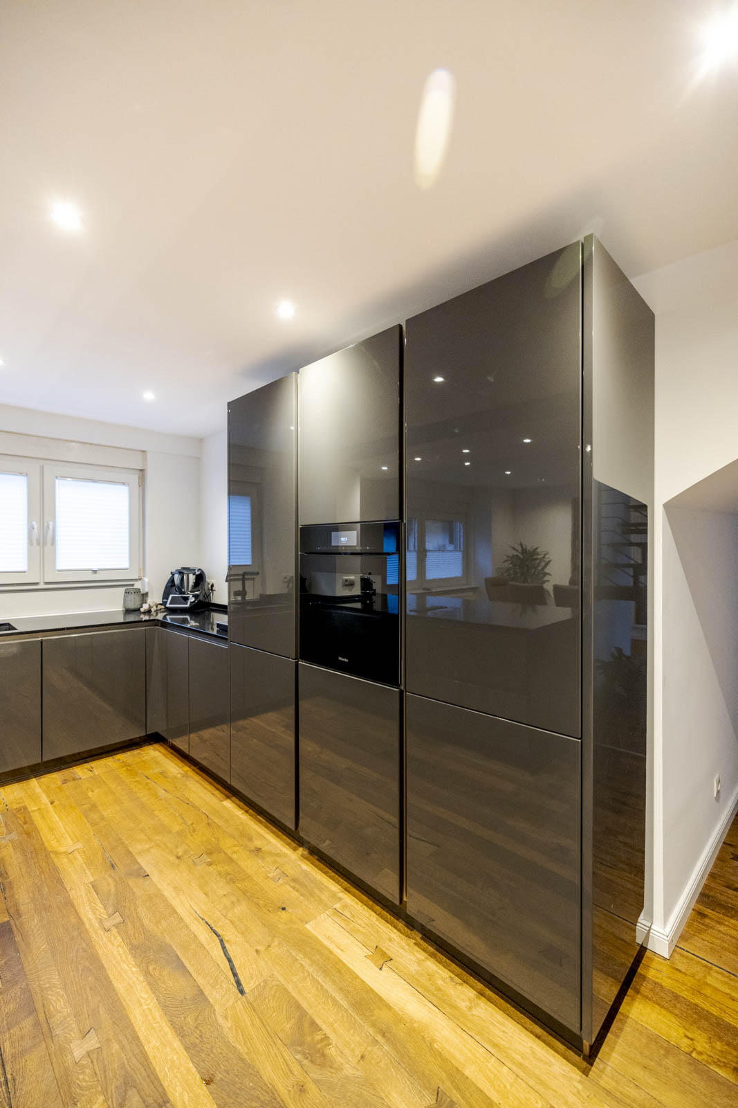 Einbauküche mit edler Quarzsteinarbeitsplatte: Moderne Ästhetik trifft auf Funktionalität – Foto 8