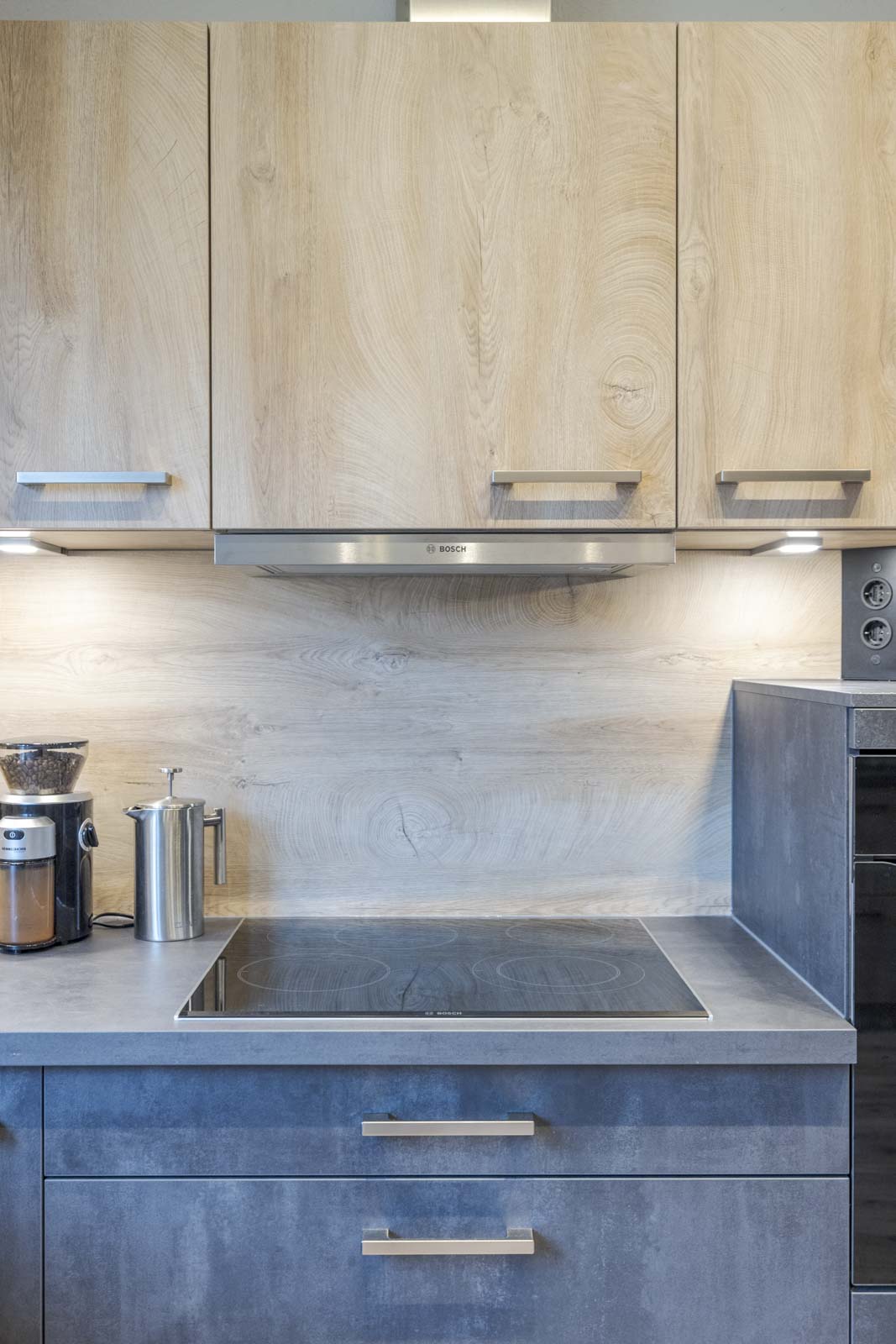 Schichtstoff-Arbeitsplatte in Beton Optik Graphit mit Nischenrückwand in Holzoptik