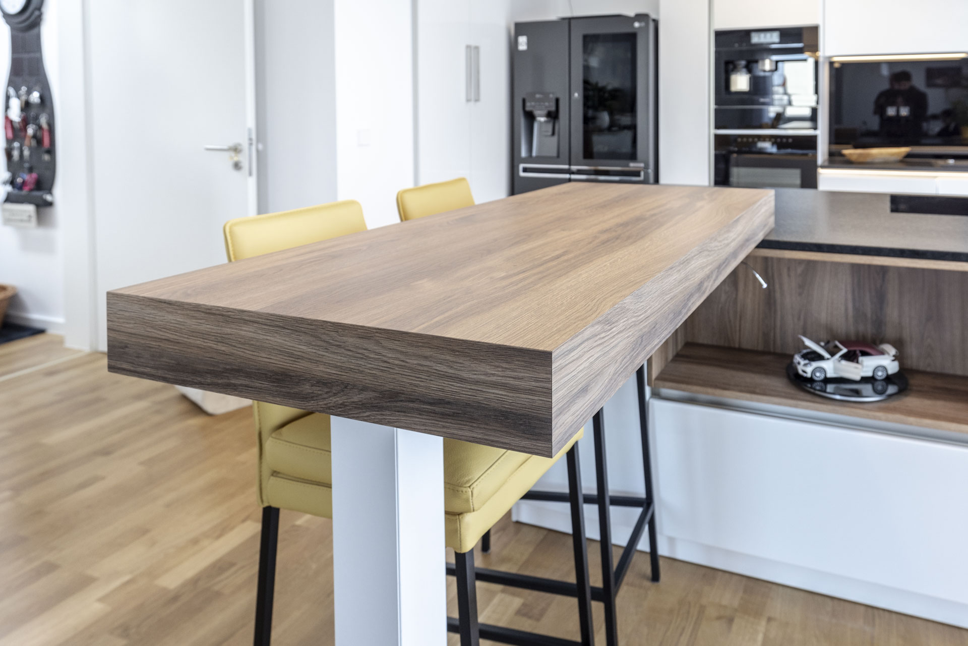 Grifflose Eleganz trifft zeitlosen Naturstein – Foto 8