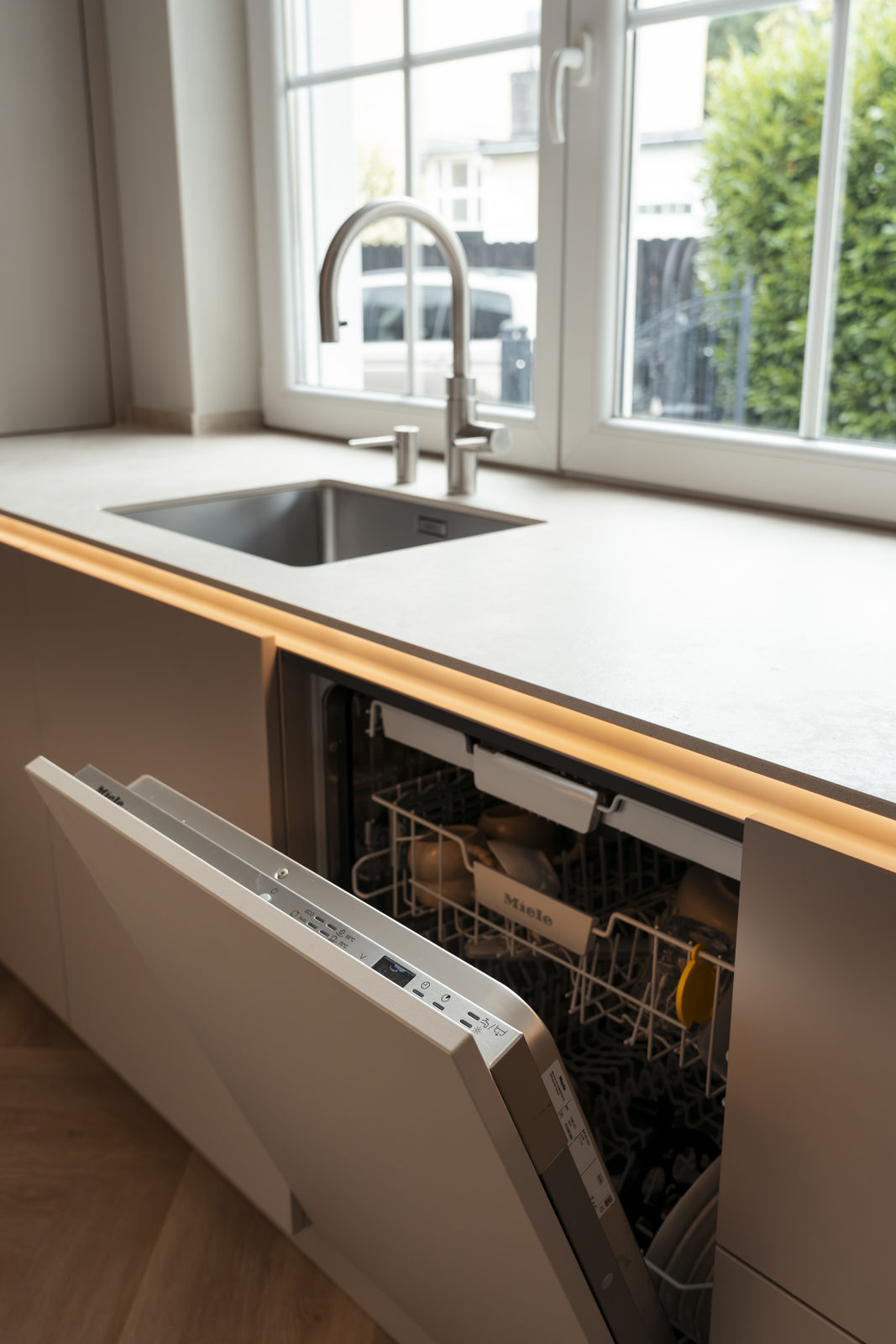 Quooker Flex Round an der Blanco-Edelstahlspüle, daneben der vollintegrierte Miele-Geschirrspüler