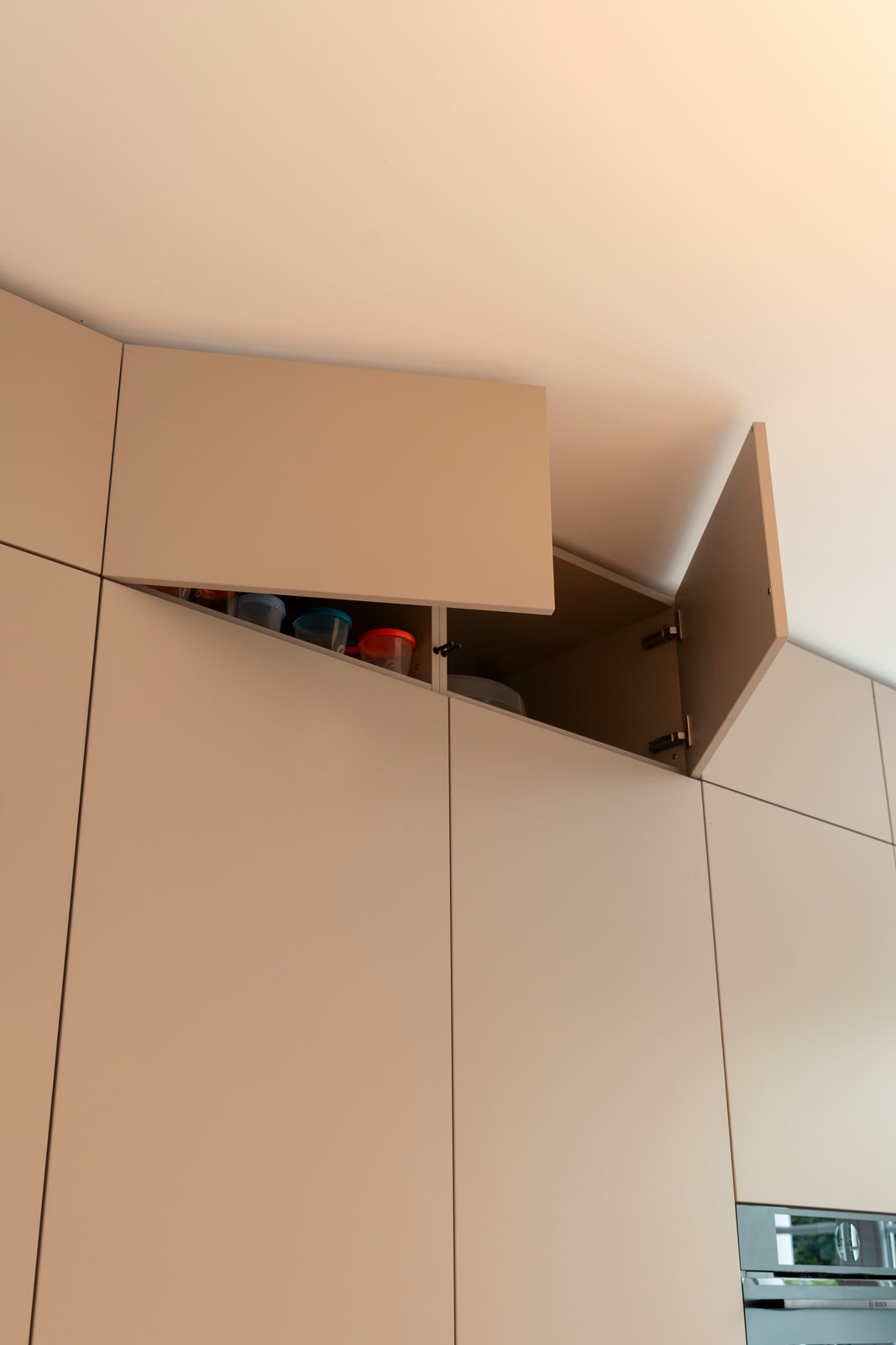 Oberschränke, die bis unter die Dachschräge auf Maß gebaut sind