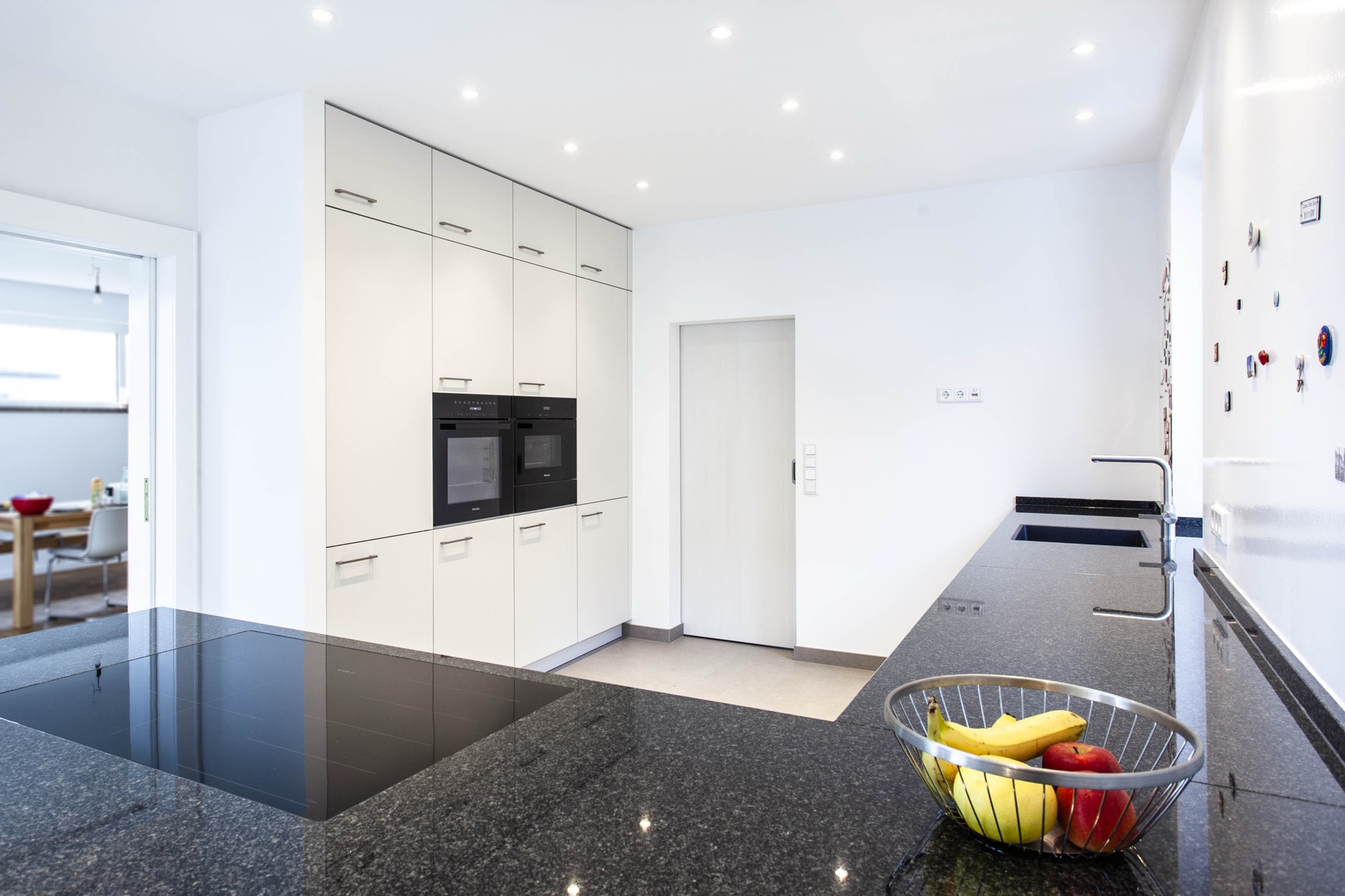 Moderne Eleganz: Einbauküche mit hochwertigen Materialien und innovativen Funktionen – Foto 2