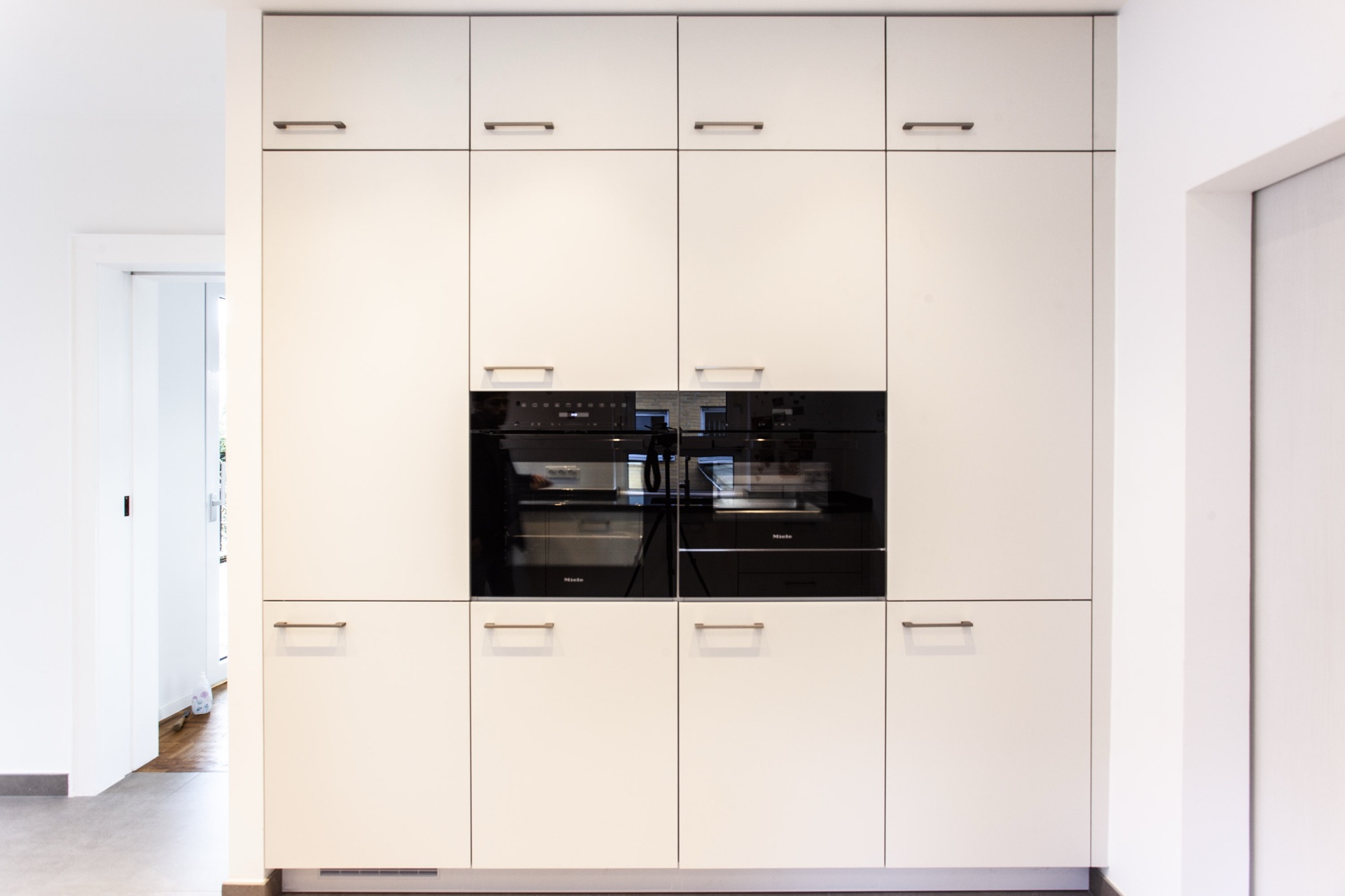 Moderne Eleganz: Einbauküche mit hochwertigen Materialien und innovativen Funktionen – Foto 4