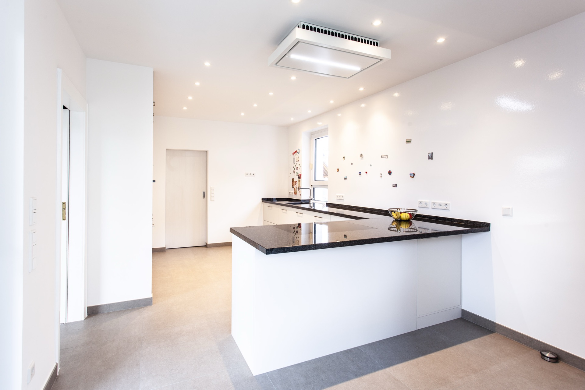 Moderne Eleganz: Einbauküche mit hochwertigen Materialien und innovativen Funktionen – Foto 6
