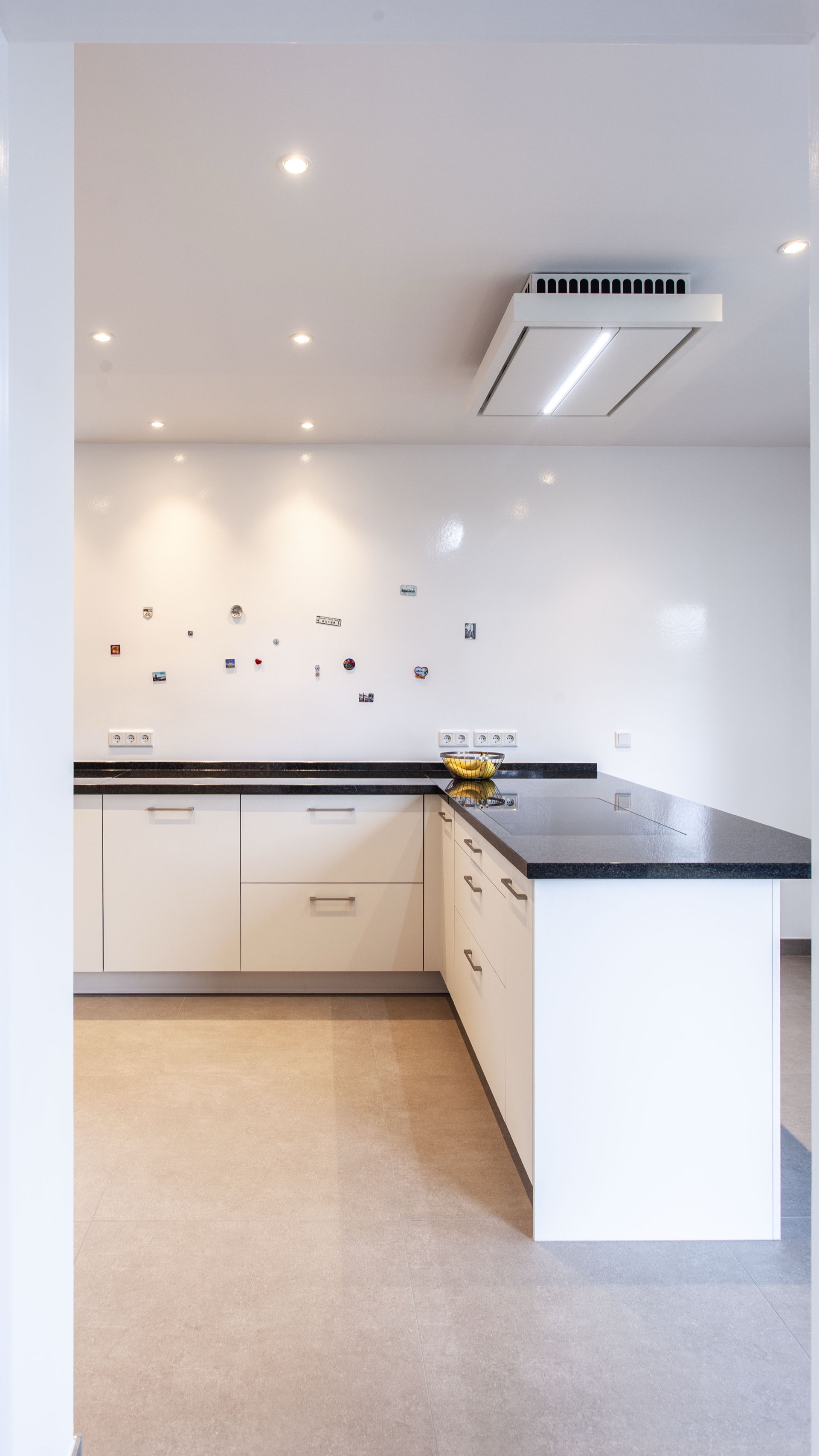 Moderne Eleganz: Einbauküche mit hochwertigen Materialien und innovativen Funktionen – Foto 7