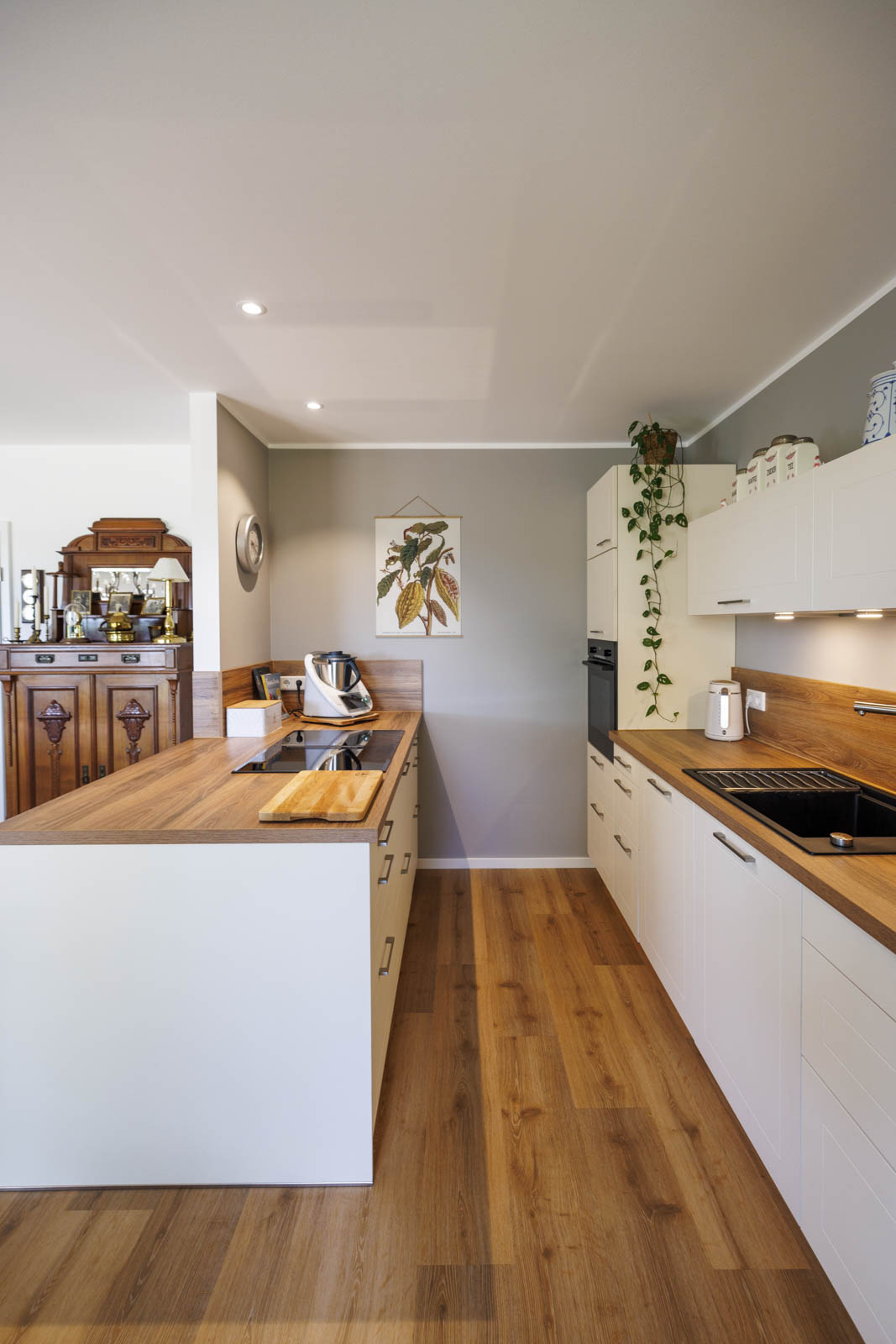 Moderne Eleganz trifft rustikalen Charme: Traumküchen mit hochwertigen Materialien und durchdachtem Design – Foto 3