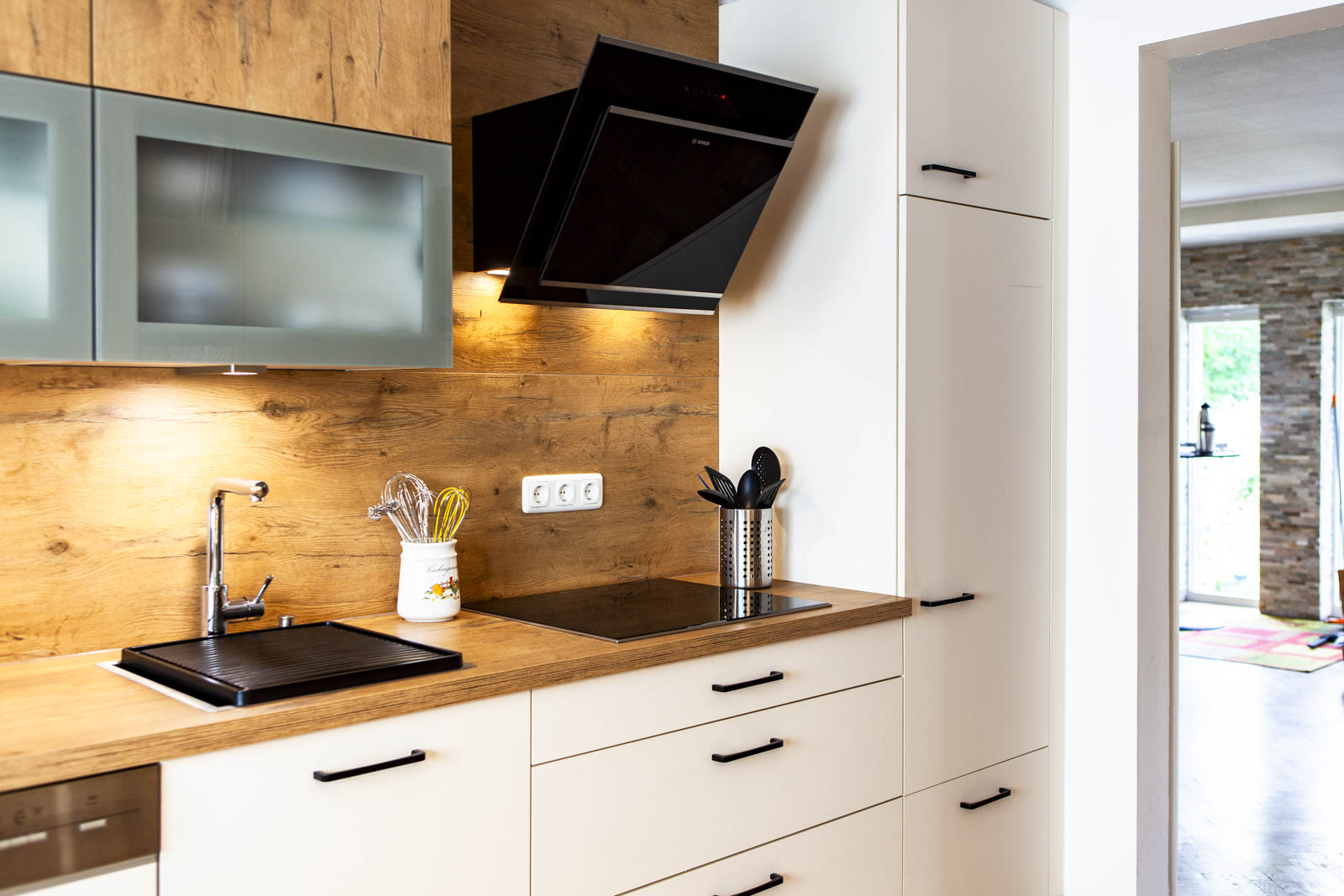 Moderne Holz-Landhausküche in Magnolia matt & Castell Eiche von Ballerina – Foto 10