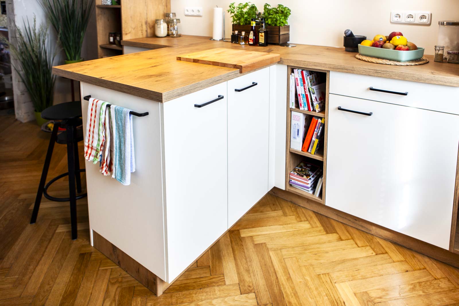 Moderne Holz-Landhausküche in Magnolia matt & Castell Eiche von Ballerina – Foto 6