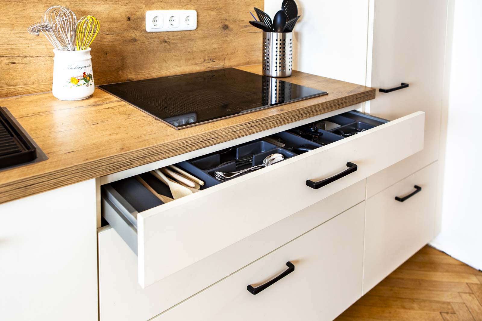 Moderne Holz-Landhausküche in Magnolia matt & Castell Eiche von Ballerina – Foto 9