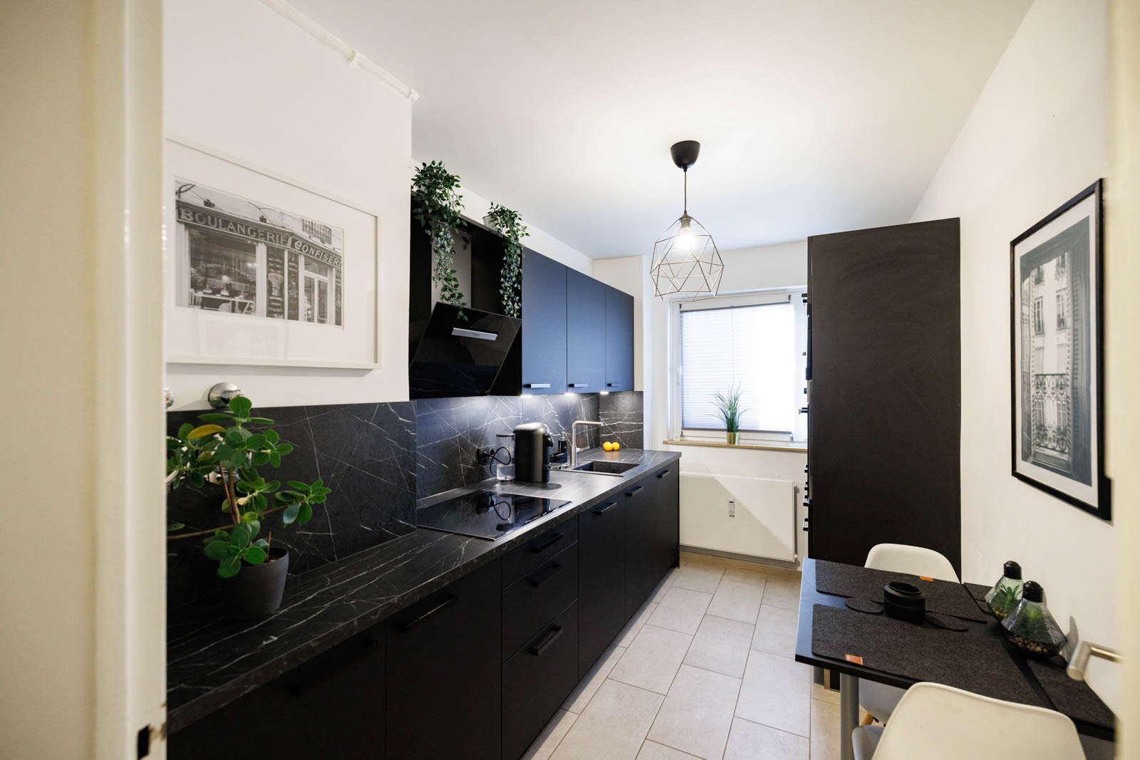 Moderne Küche mit Küchenzeile und dunkelen Fronten und Schichtstoff Arbeitsplatte von Artego – Foto 2