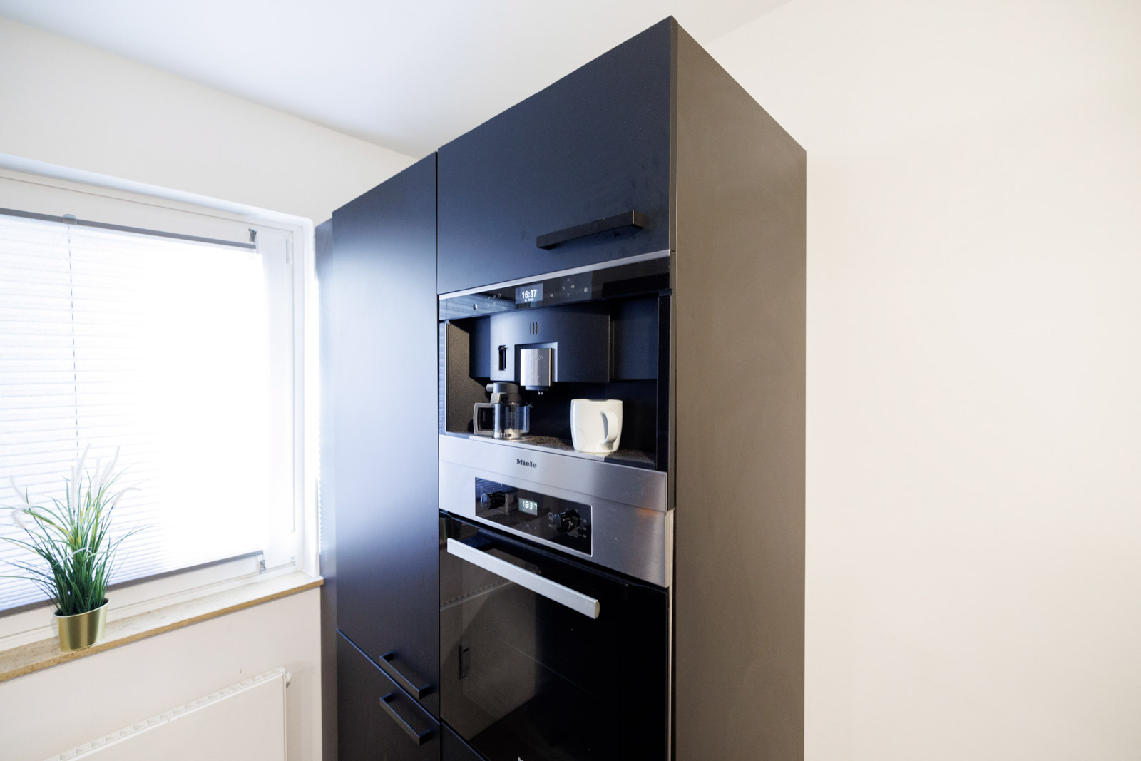 Moderne Küche mit Küchenzeile und dunkelen Fronten und Schichtstoff Arbeitsplatte von Artego – Foto 4