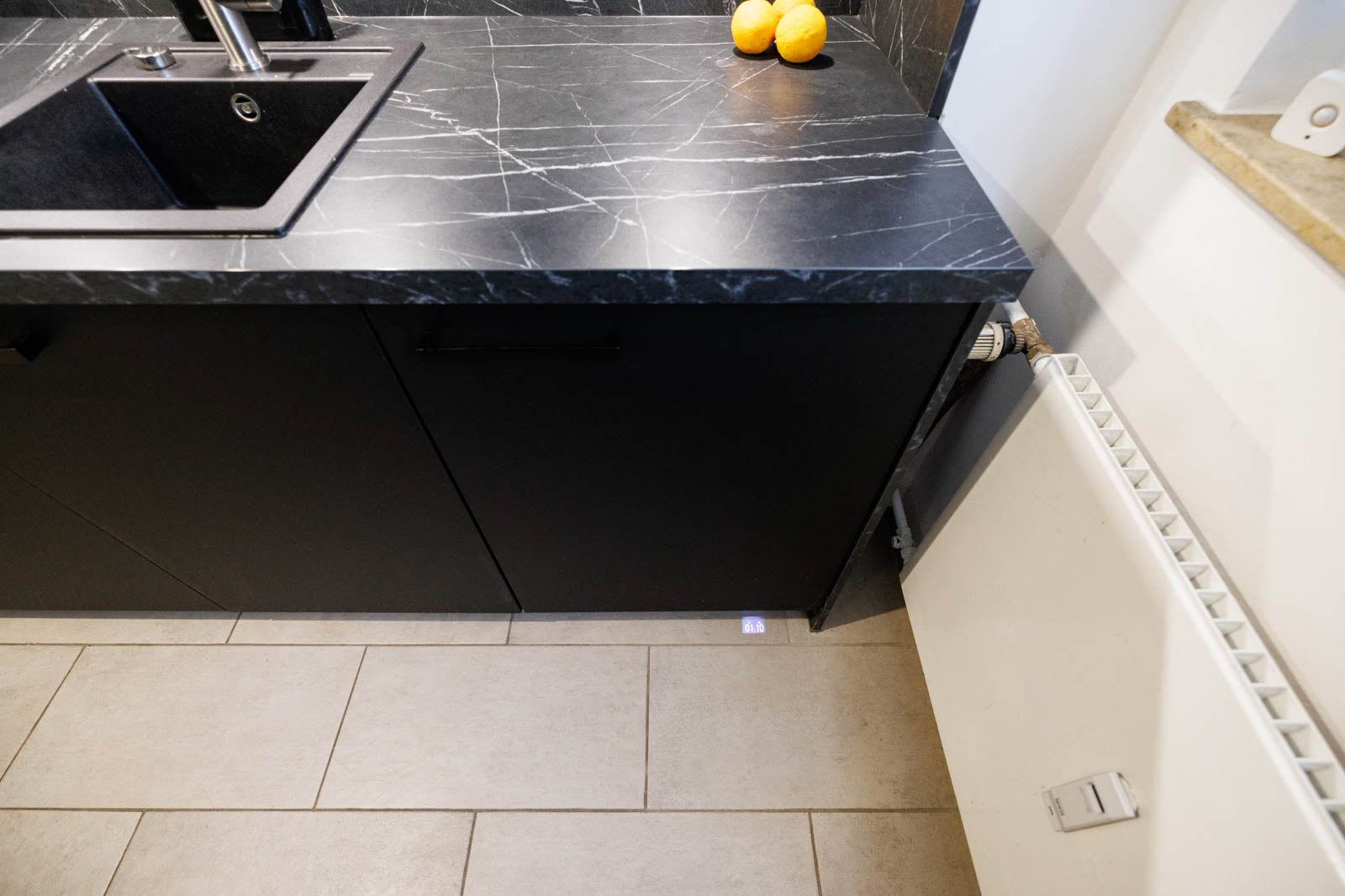 Moderne Küche mit Küchenzeile und dunkelen Fronten und Schichtstoff Arbeitsplatte von Artego – Foto 6