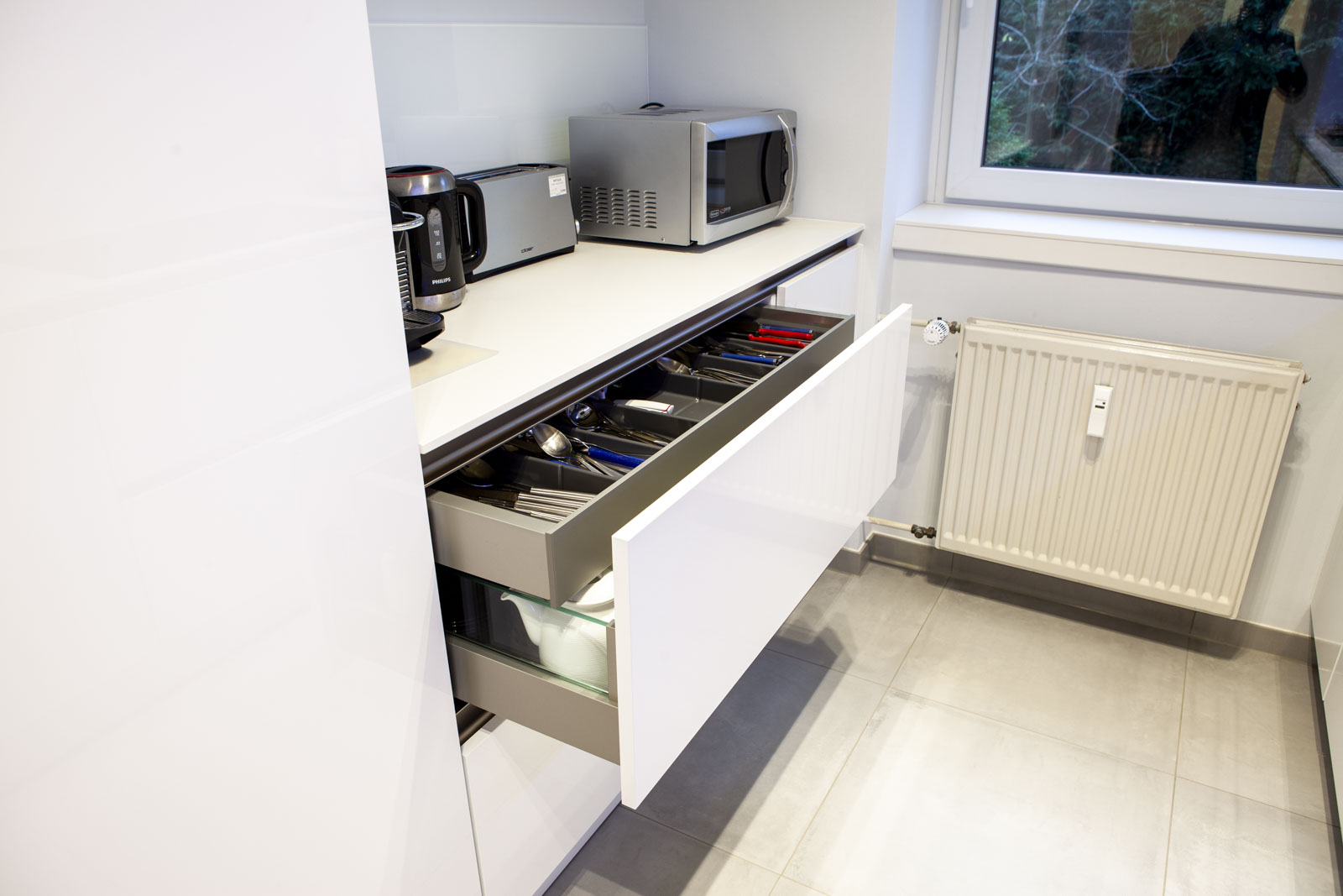 Moderne Küchenzeile in Schneeweiß mit Quarz-Arbeitsplatten von Ballerina – Foto 10