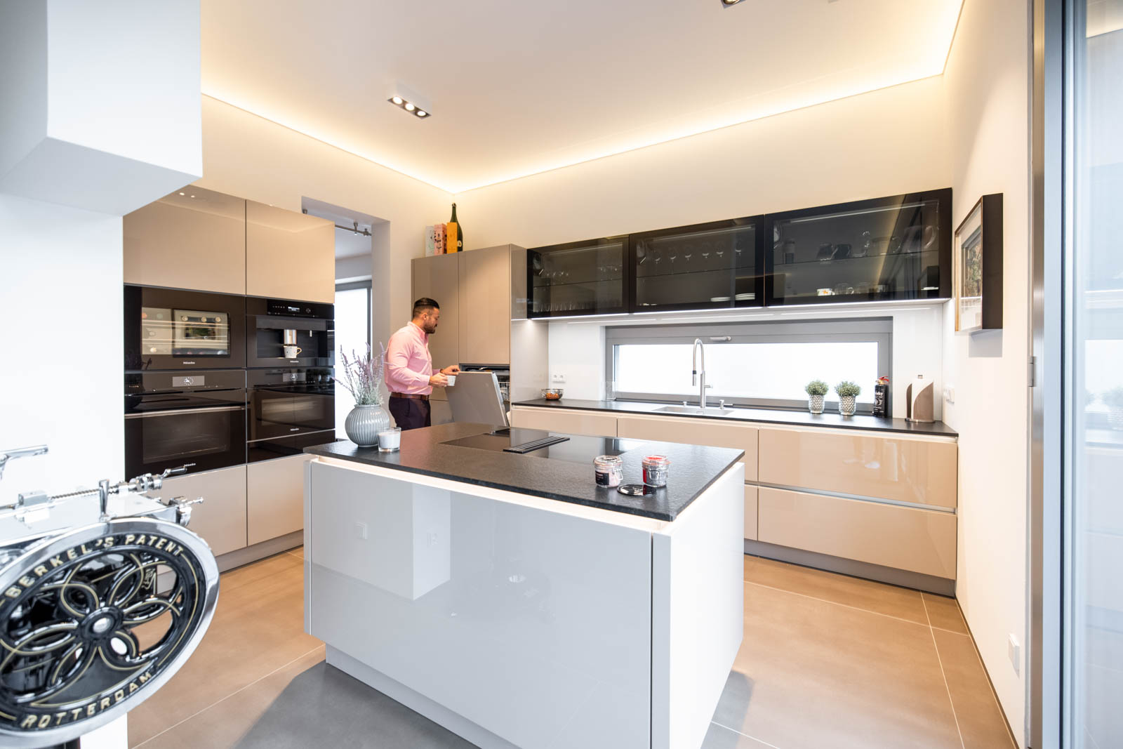 Moderne puristische Küche als Inselküche mit hellen Fronten und Naturstein Arbeitsplatten von Ballerina – Foto 10