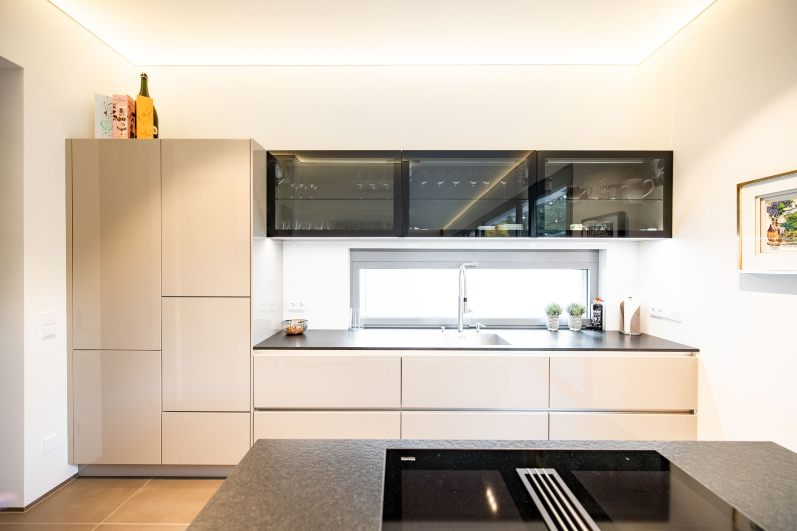 Moderne puristische Küche als Inselküche mit hellen Fronten und Naturstein Arbeitsplatten von Ballerina – Foto 5