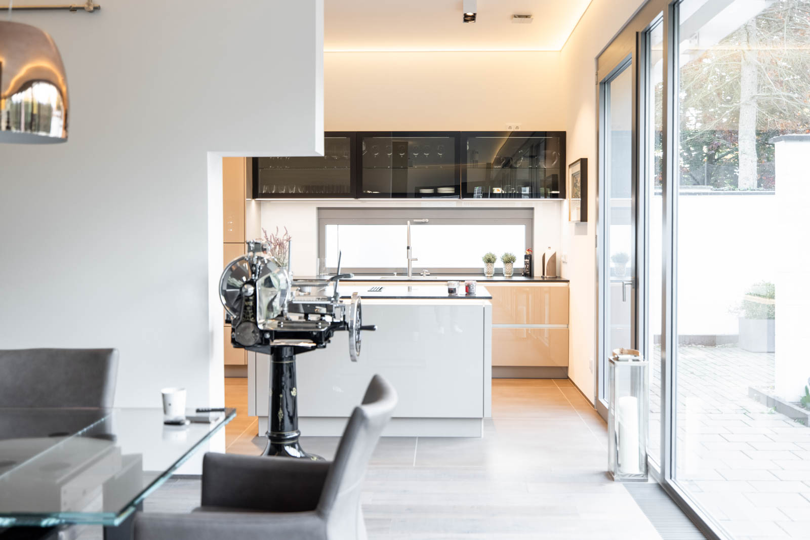 Moderne puristische Küche als Inselküche mit hellen Fronten und Naturstein Arbeitsplatten von Ballerina – Foto 6