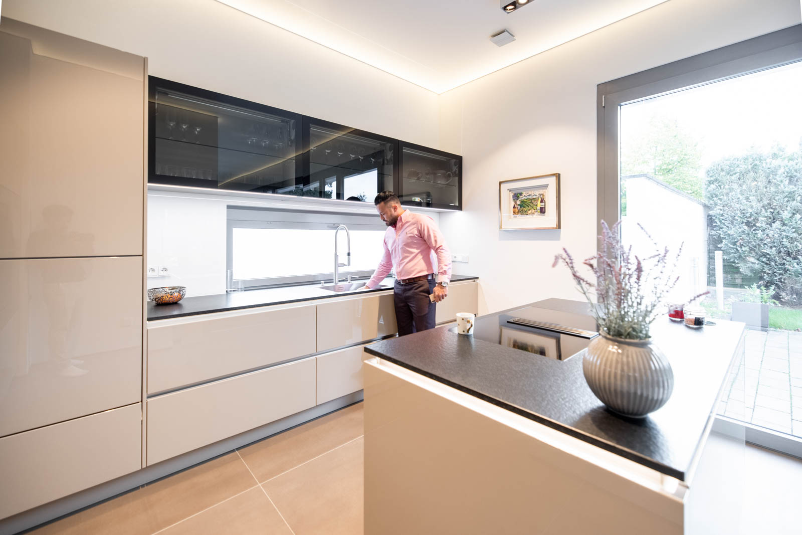 Moderne puristische Küche als Inselküche mit hellen Fronten und Naturstein Arbeitsplatten von Ballerina – Foto 9