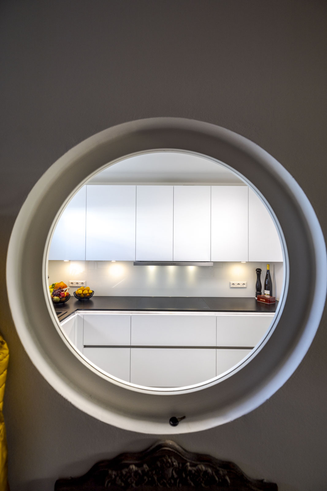 Moderne weiße L-Küche von Artego – Foto 10