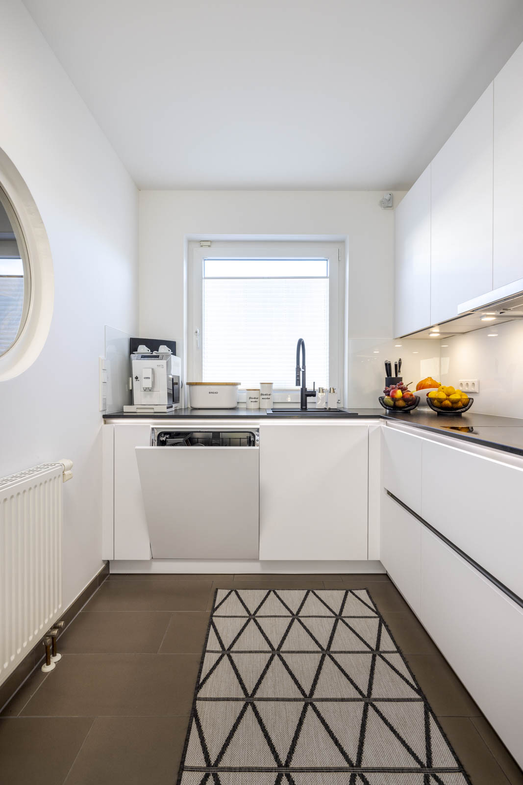 Moderne weiße L-Küche von Artego – Foto 6