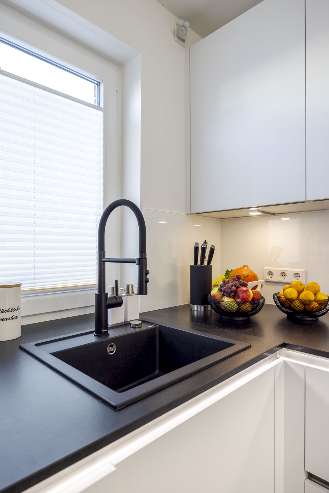 Moderne weiße L-Küche von Artego – Foto 7