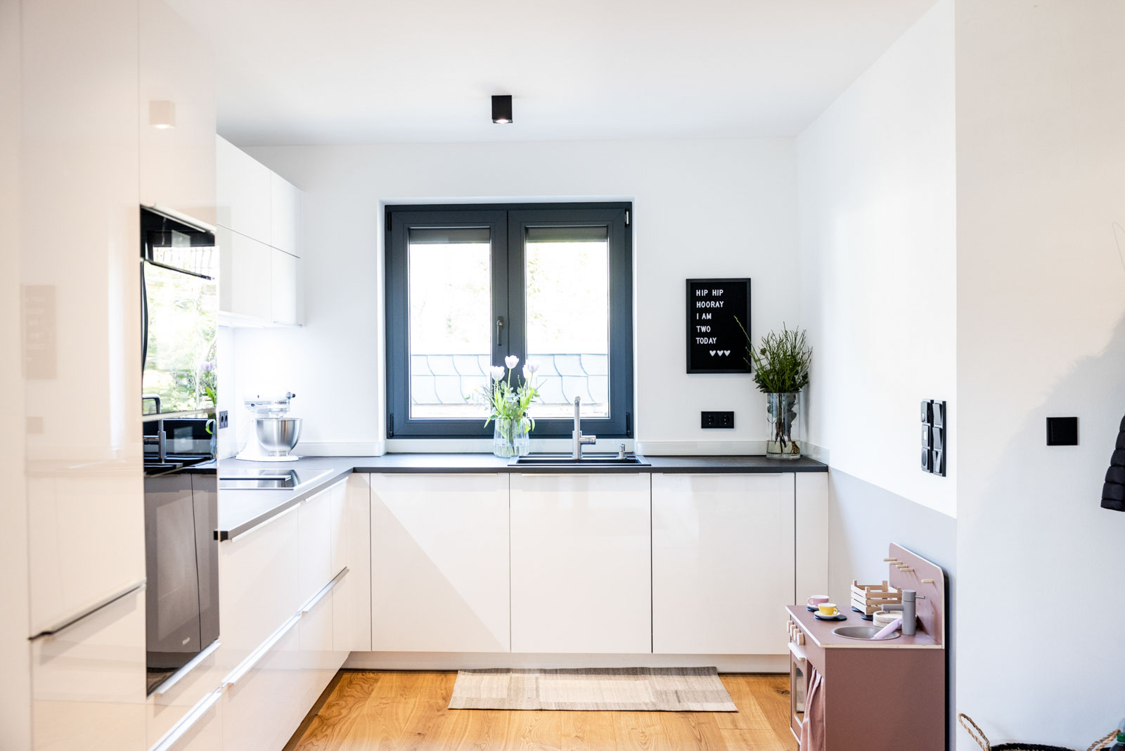 Moderne zeitlose L-Küche mit hellen Fronten und Schichtstoff Arbeitsplatten von Artego – Foto 4