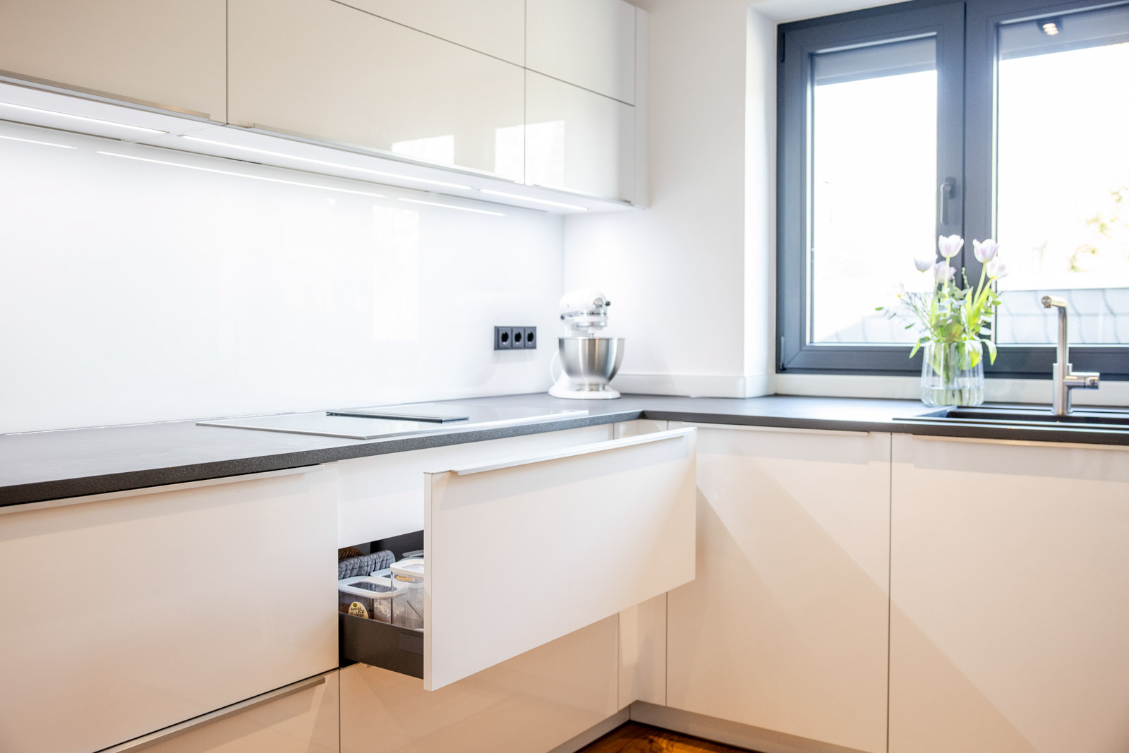 Moderne zeitlose L-Küche mit hellen Fronten und Schichtstoff Arbeitsplatten von Artego – Foto 5