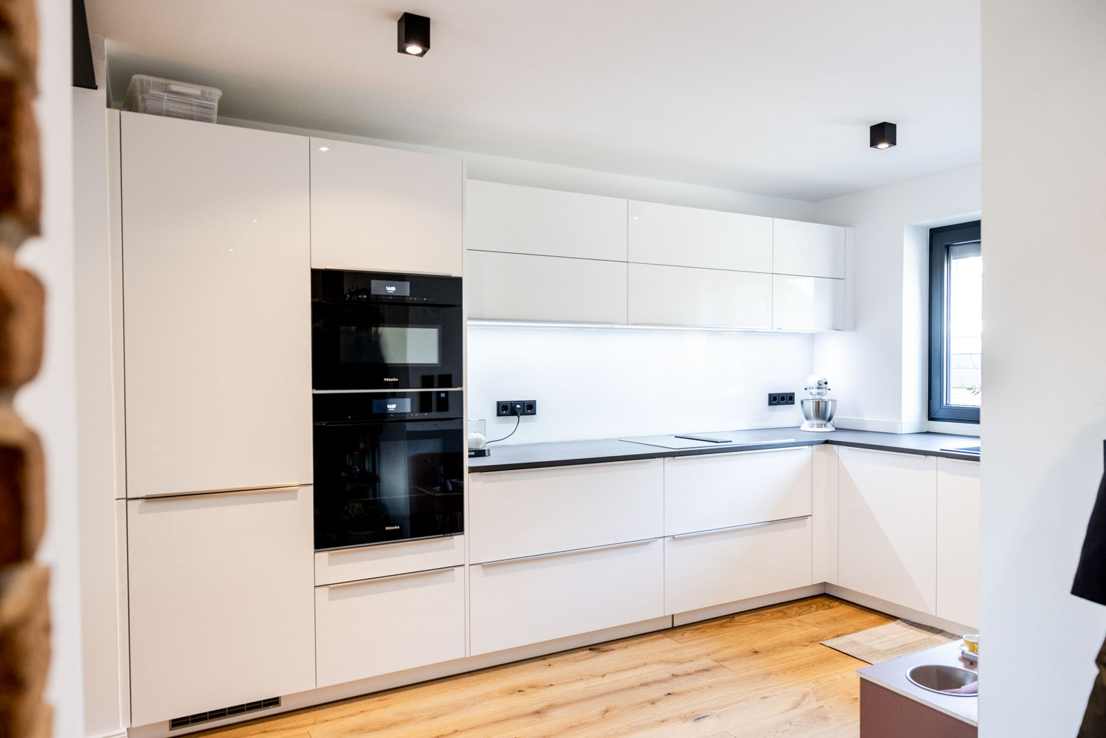 Moderne zeitlose L-Küche mit hellen Fronten und Schichtstoff Arbeitsplatten von Artego – Foto 6
