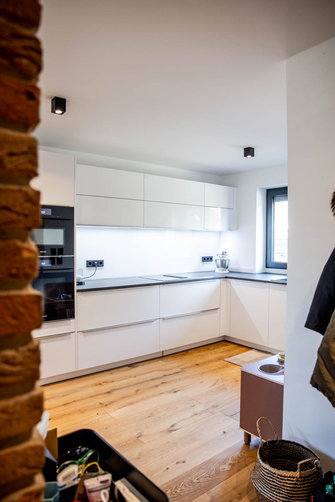 Moderne zeitlose L-Küche mit hellen Fronten und Schichtstoff Arbeitsplatten von Artego – Foto 9