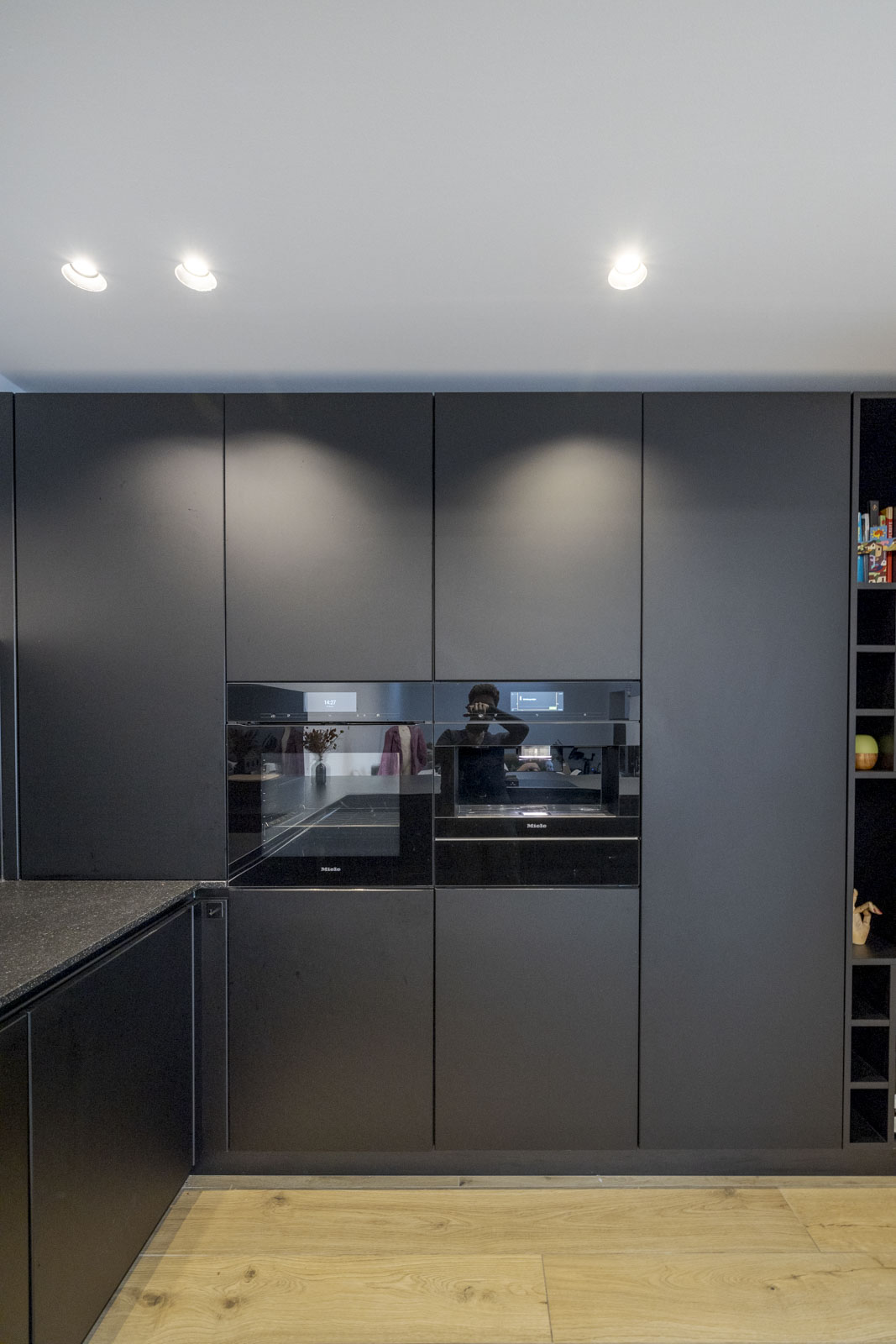 Eingebaute Miele-Geräte: Backofen und Kaffeevollautomat in der schwarzen Gerätewand