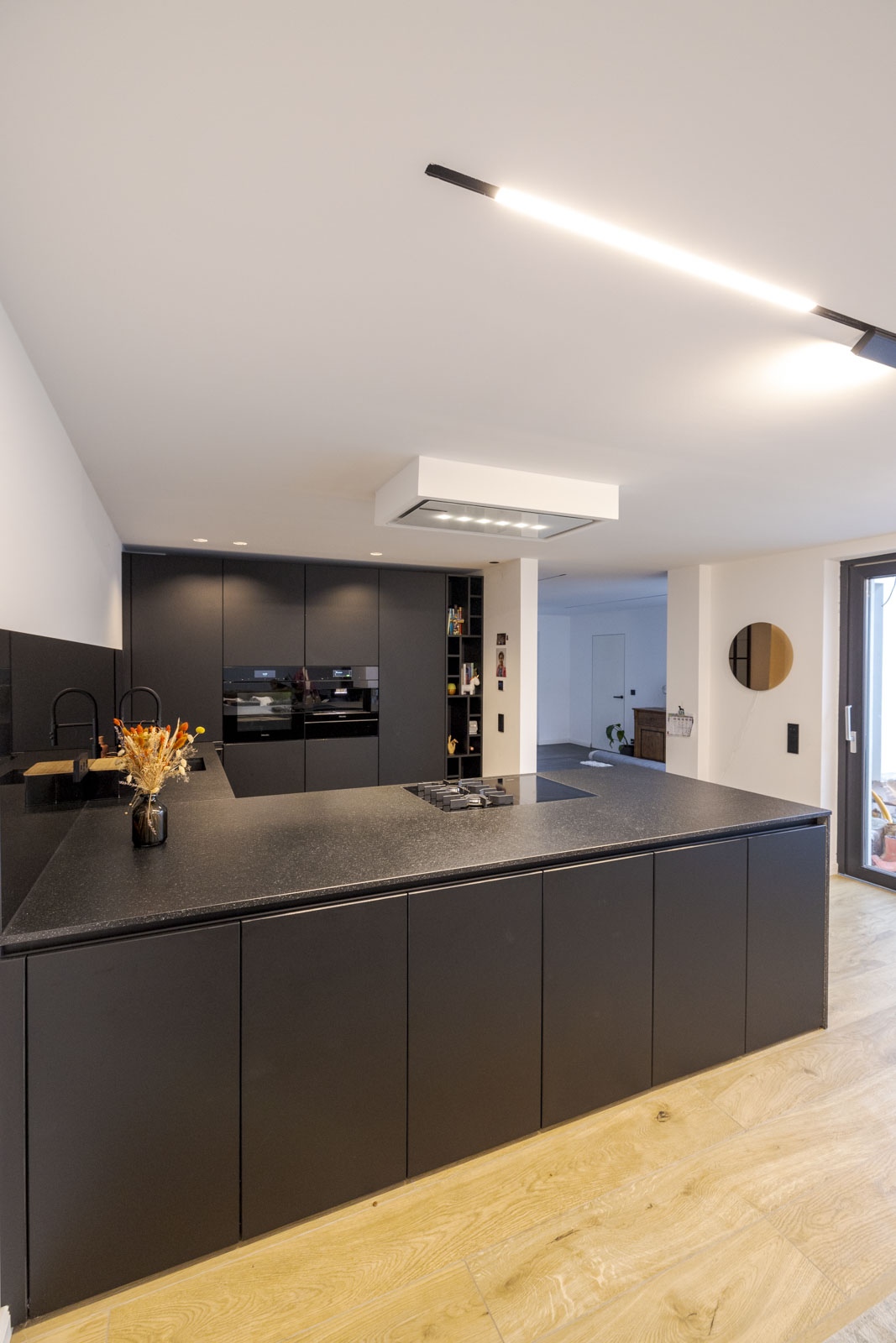 Grifflose Smartglas-Fronten in satiniertem Schwarz mit schwarzer Armatur