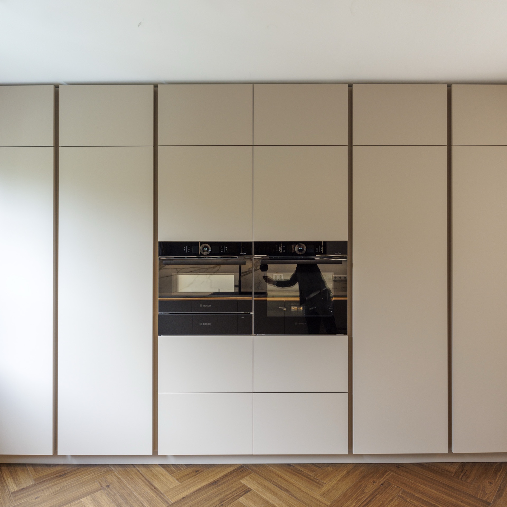 Puristische Küche mit edler Keramikplatte und Geräten der Extraklasse – Foto 6