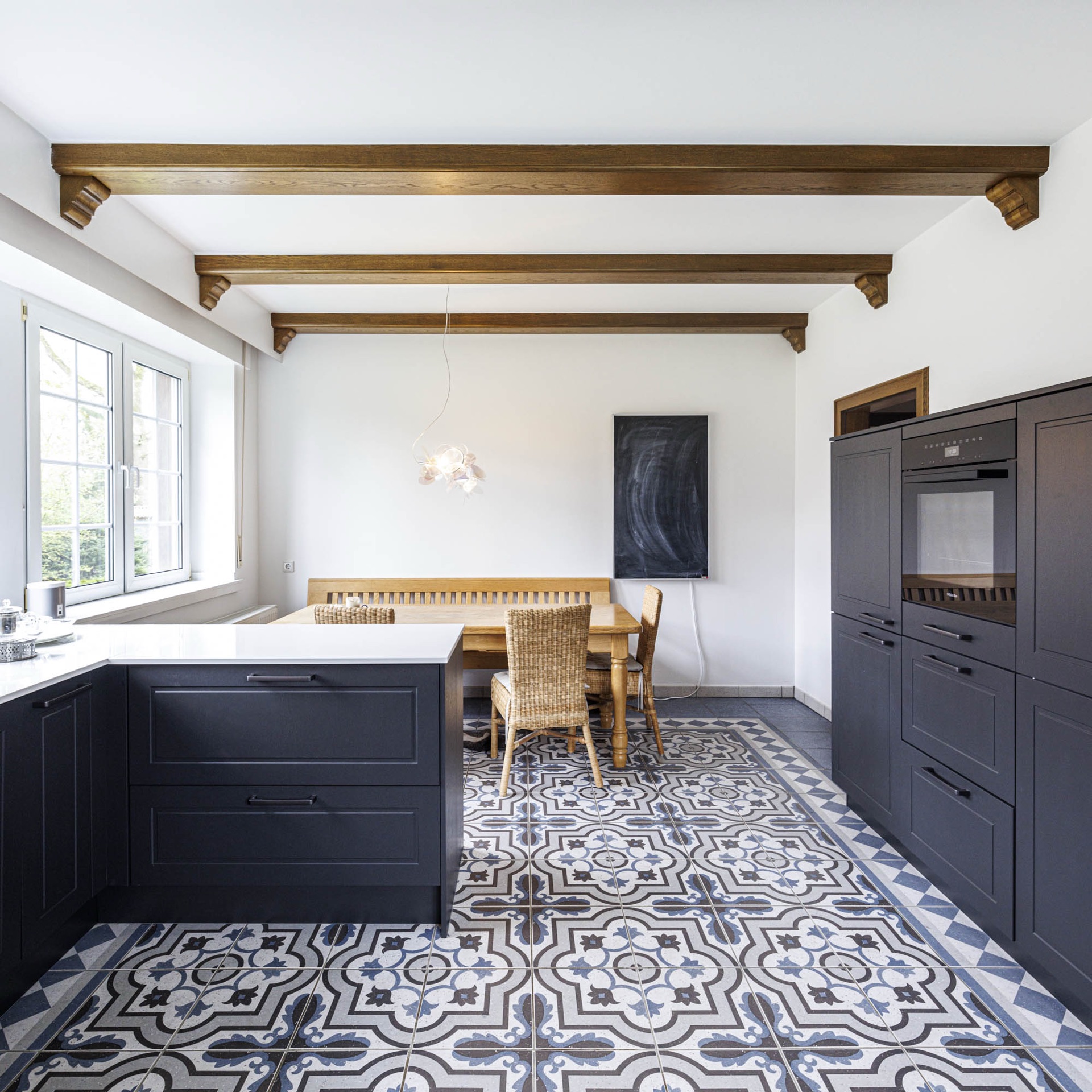 Rundum pflegeleichte Landhausküche mit Quarz und Glas – Foto 3