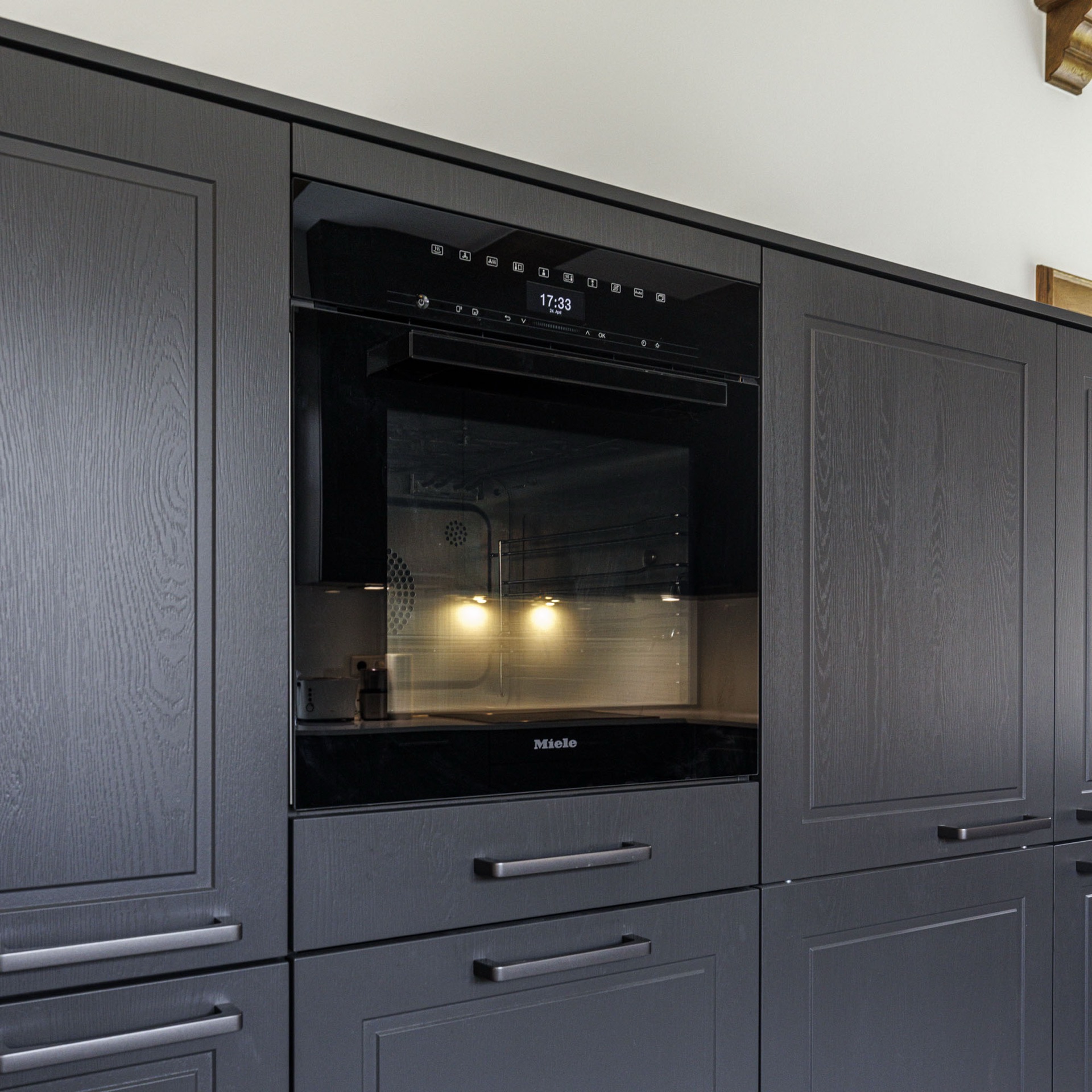 Rundum pflegeleichte Landhausküche mit Quarz und Glas – Foto 8
