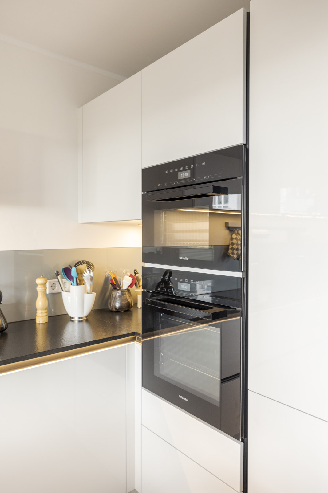 Sitzplatz und Stauraum in heller Athmosphäre – Foto 6