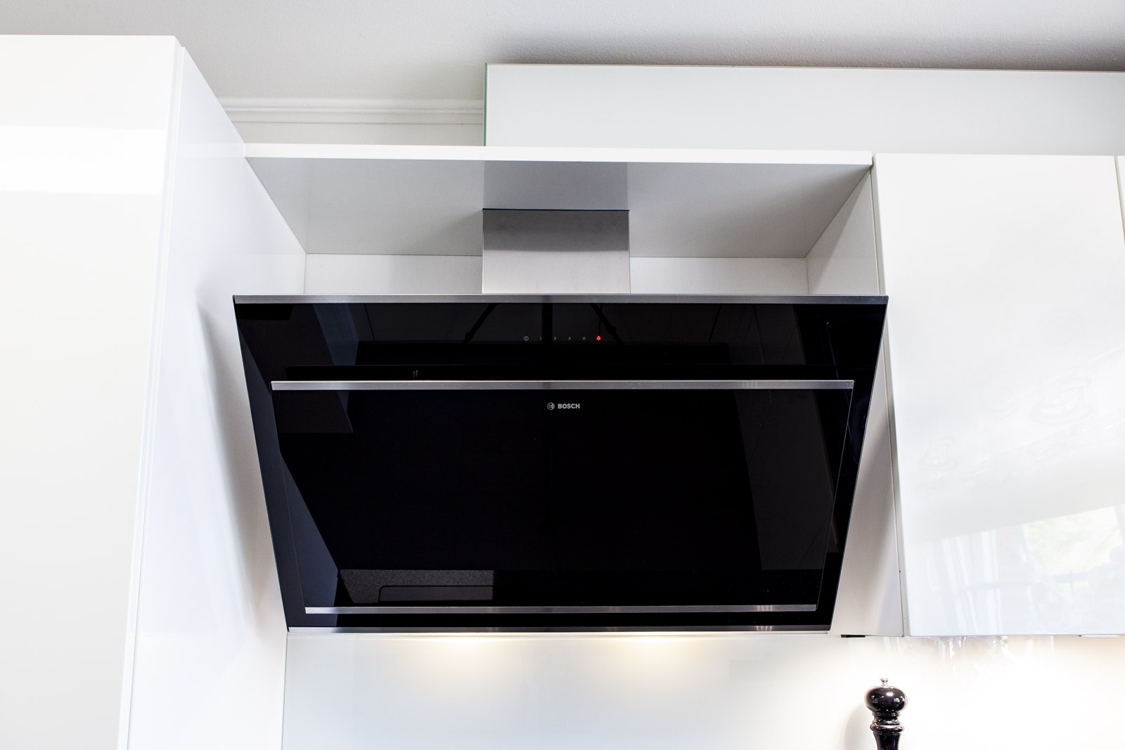 Weiß-schwarze moderne G-Küche von Artego – Foto 10