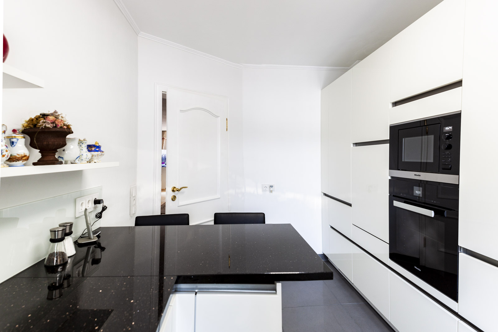 Weiß-schwarze moderne G-Küche von Artego – Foto 2
