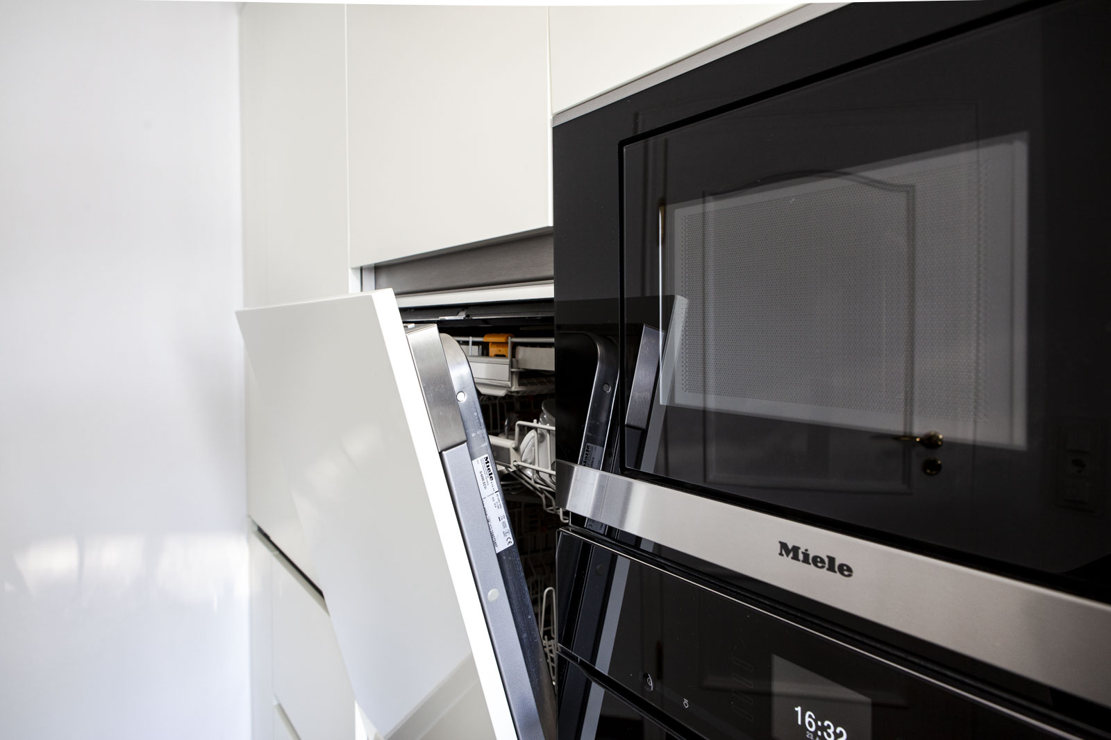 Weiß-schwarze moderne G-Küche von Artego – Foto 6