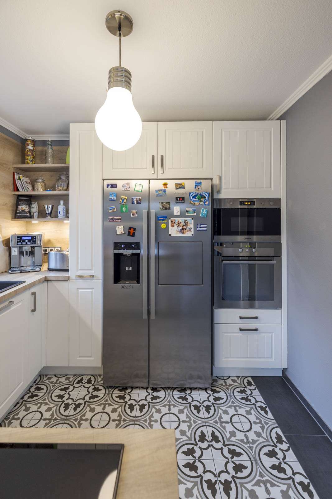 Weiße Hochschrankzeile mit umbautem Standkühlschrank und Gerätehochschrank