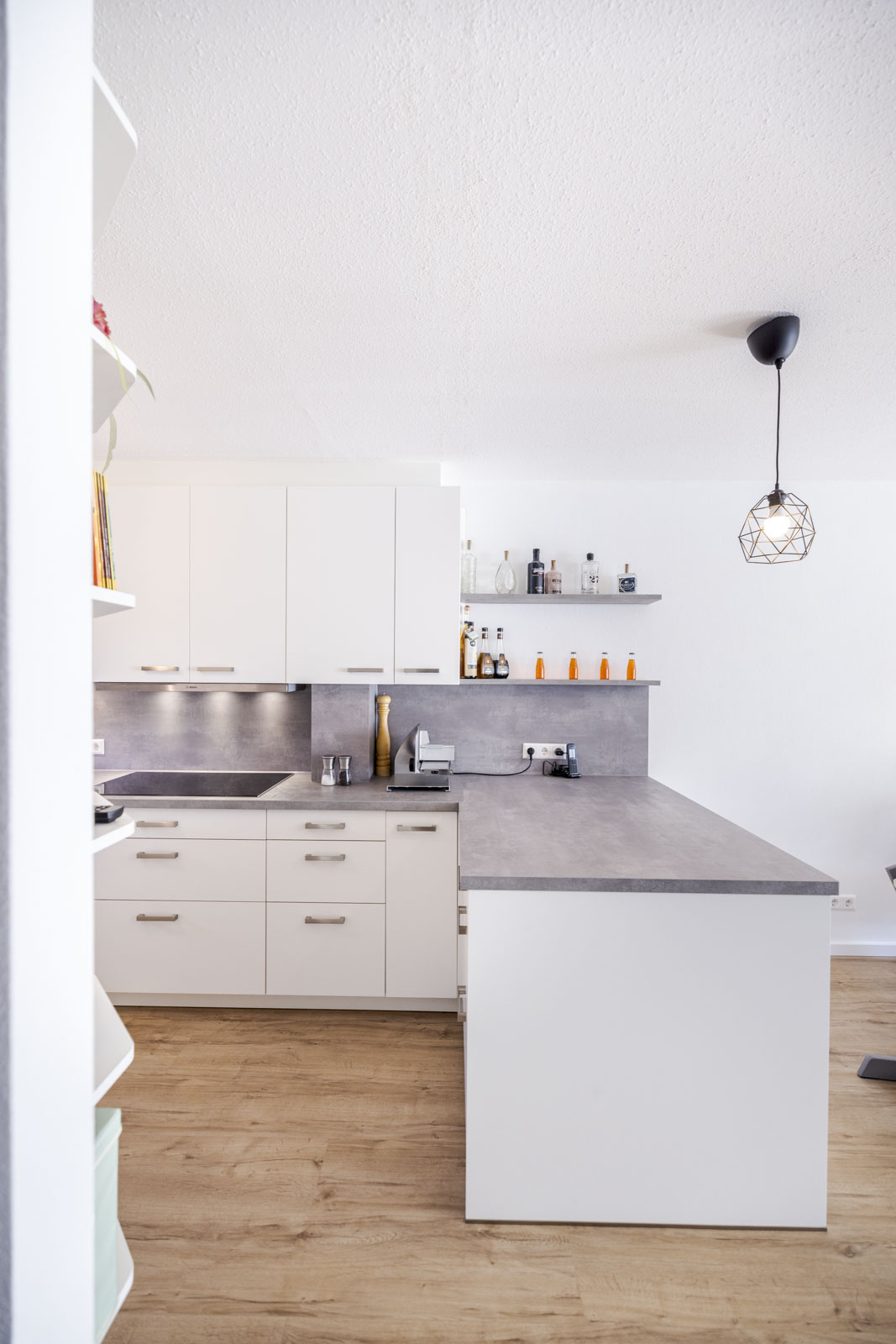 Schichtstoff-Arbeitsplatte und Nischenrückwand in Beton Optik Perlgrau mit passenden Wandborden