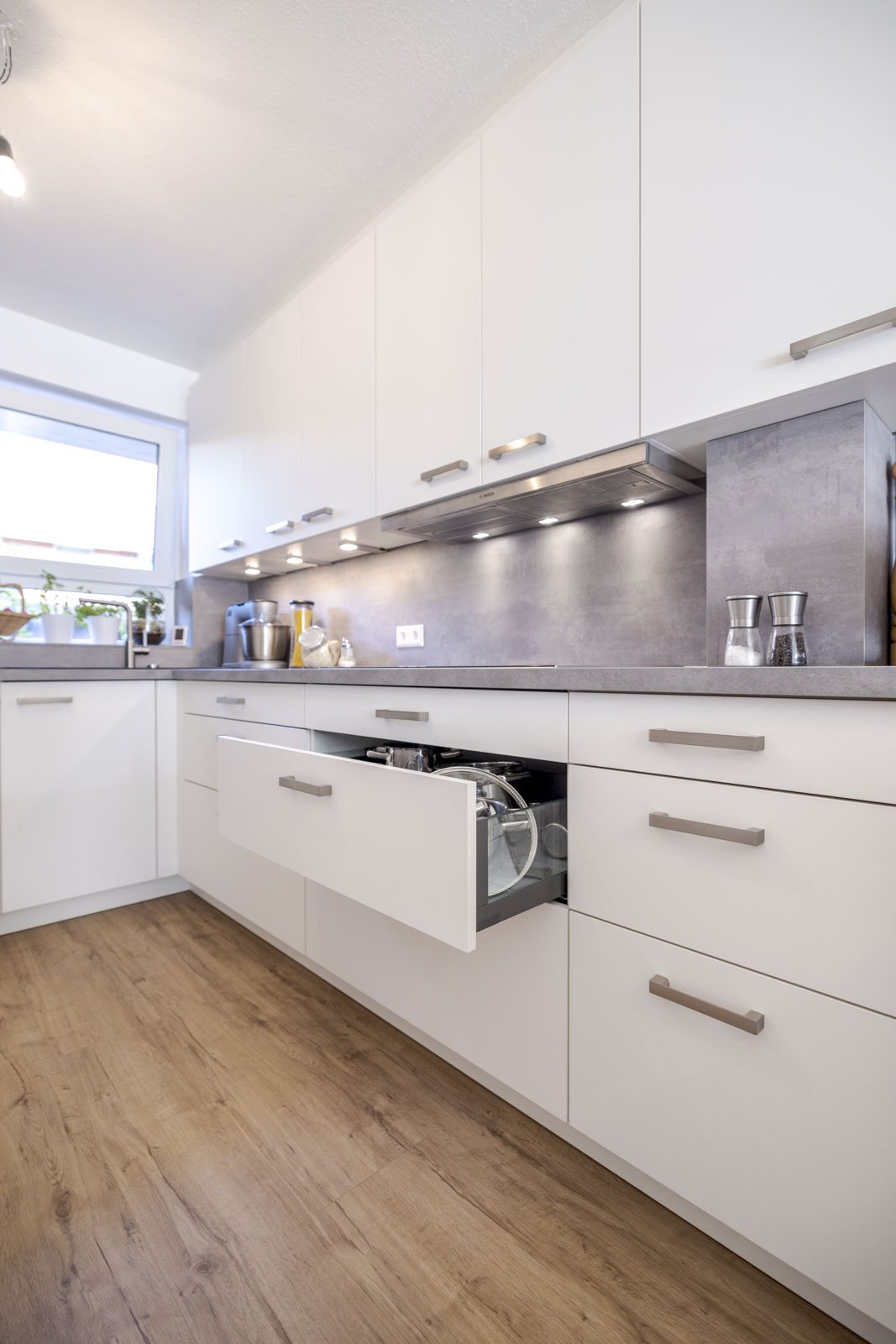 Weiße moderne G-Küche mit Schichtstoff Arbeitsplatte von Ballerina – Foto 9