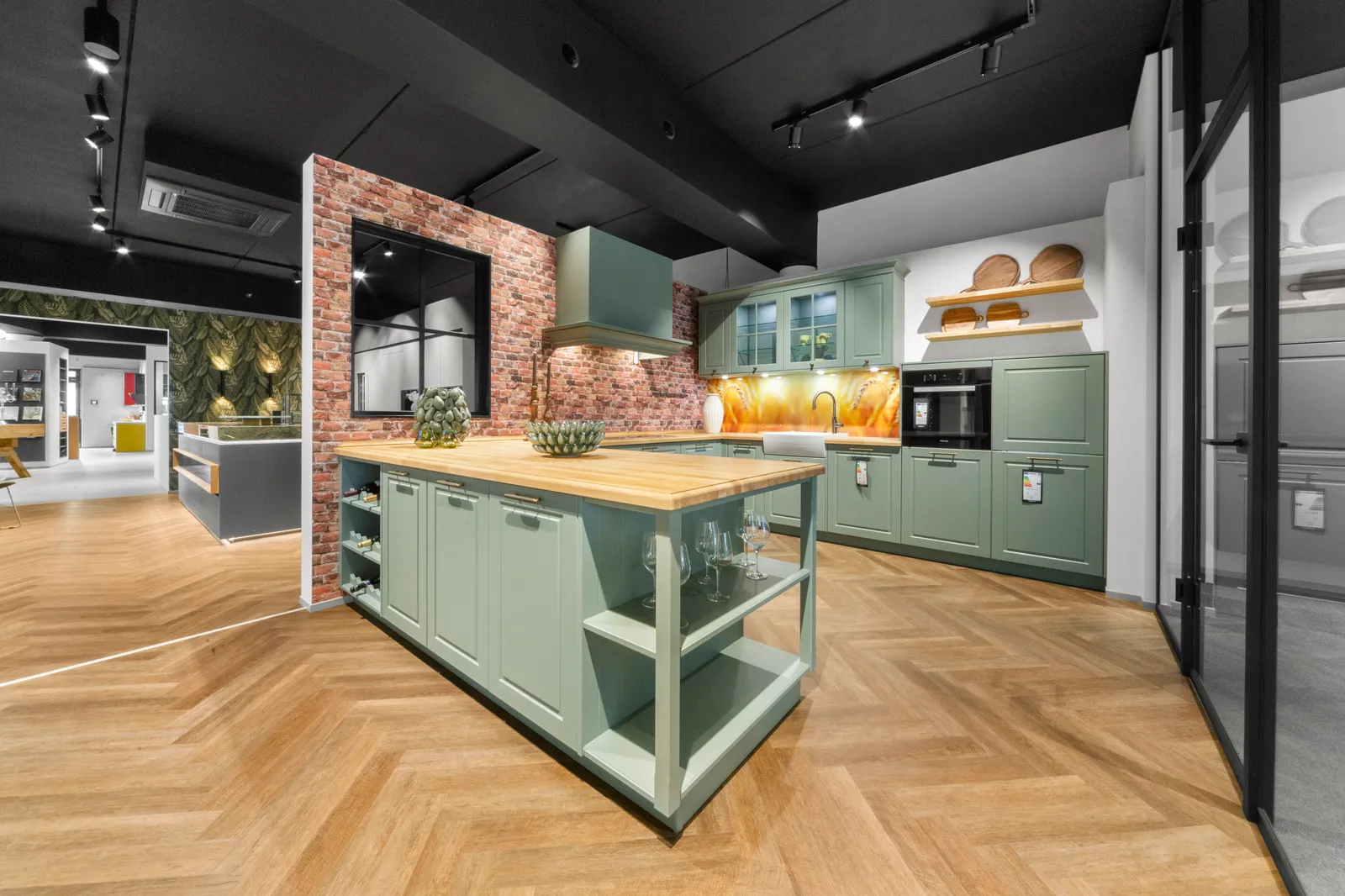 Salbeigrüne Landhausküche mit Holz-Kochinsel im Akbulut Showroom Hannover