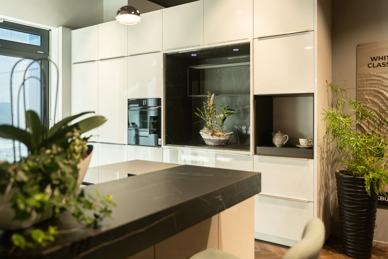 Luxusküche mit edlen Materialien